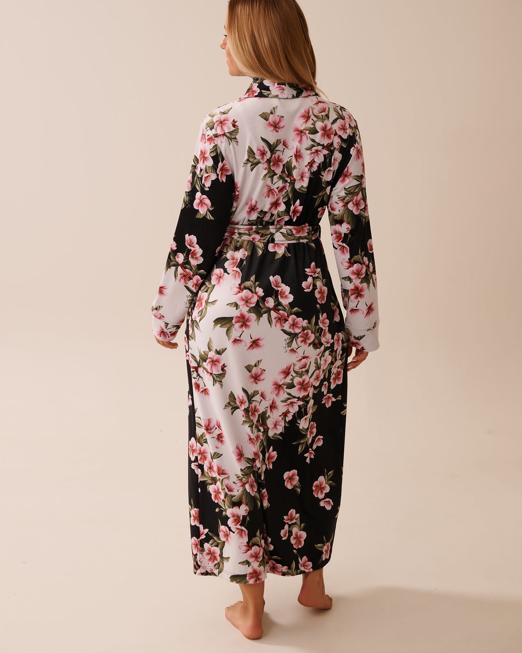La Vie en Rose_Cherry Blossom_LUXURY EDITION Cherry Blossom Softness Long Robe_40600207_P00431_04