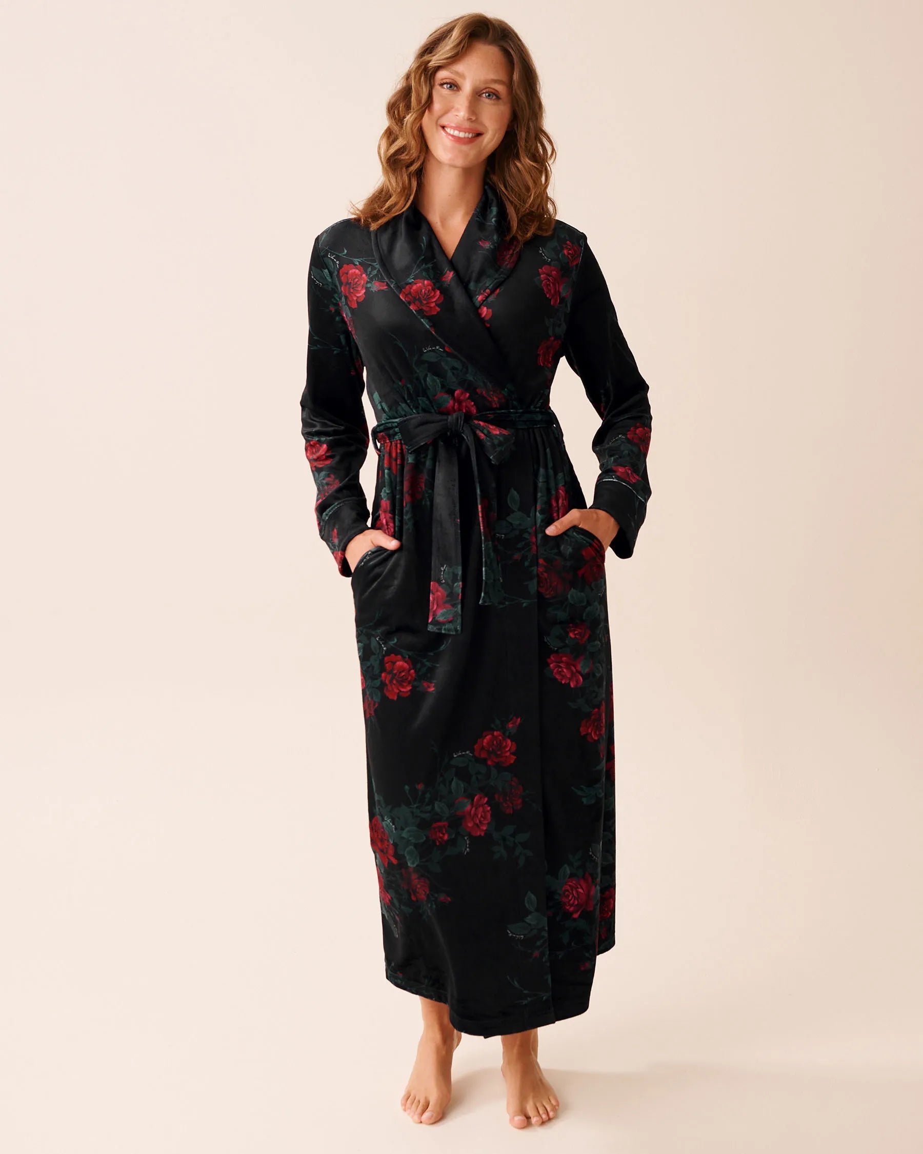 La Vie en Rose_Red & Black Roses_Velvety Softness Long Robe_40600225_P00473_03