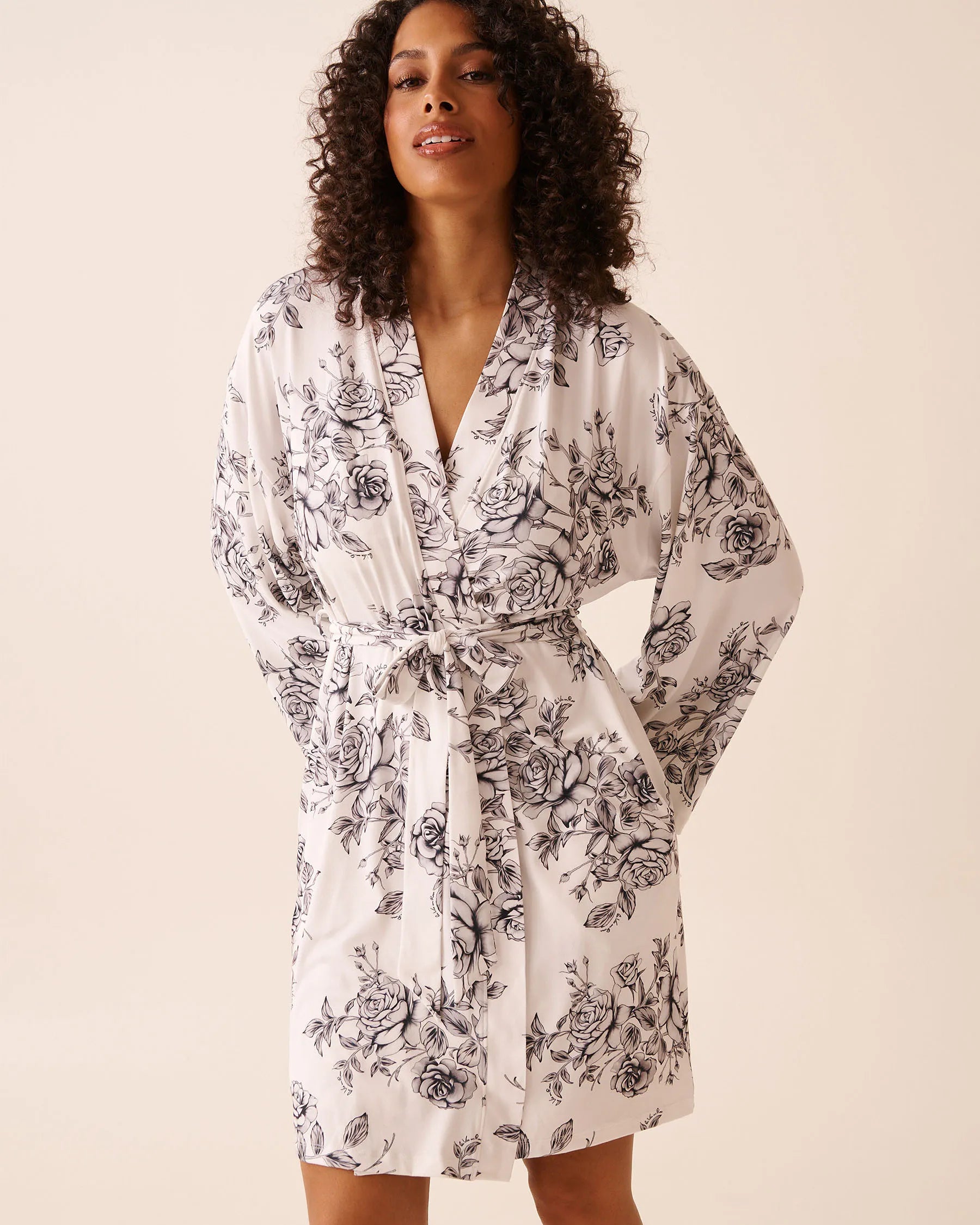 La Vie en Rose_Snow White Grey Bouquet_Black Rose Print Super Soft Kimono_40600226_P10570_03