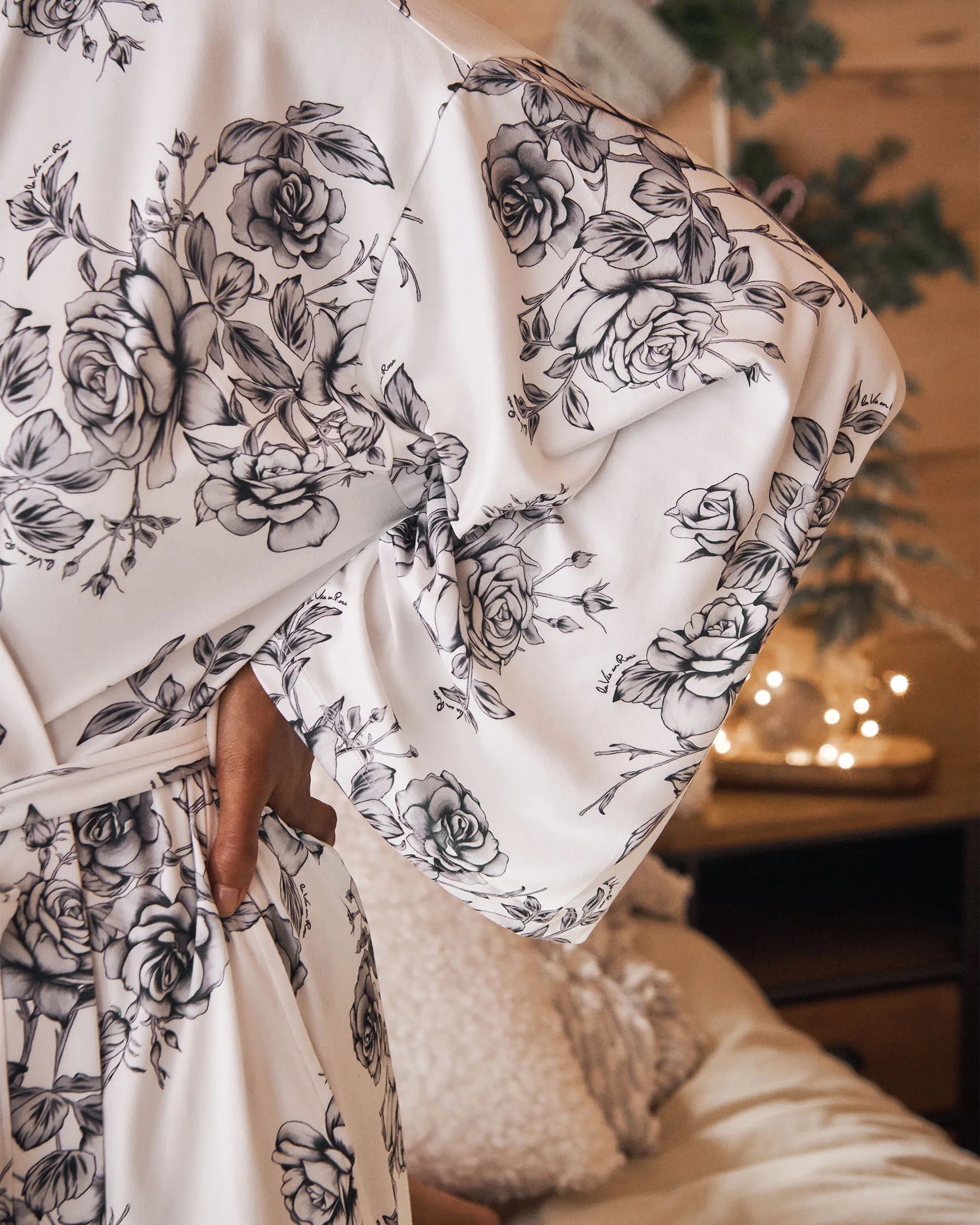 La Vie en Rose_Snow White Grey Bouquet_Black Rose Print Super Soft Kimono_40600226_p10570_02
