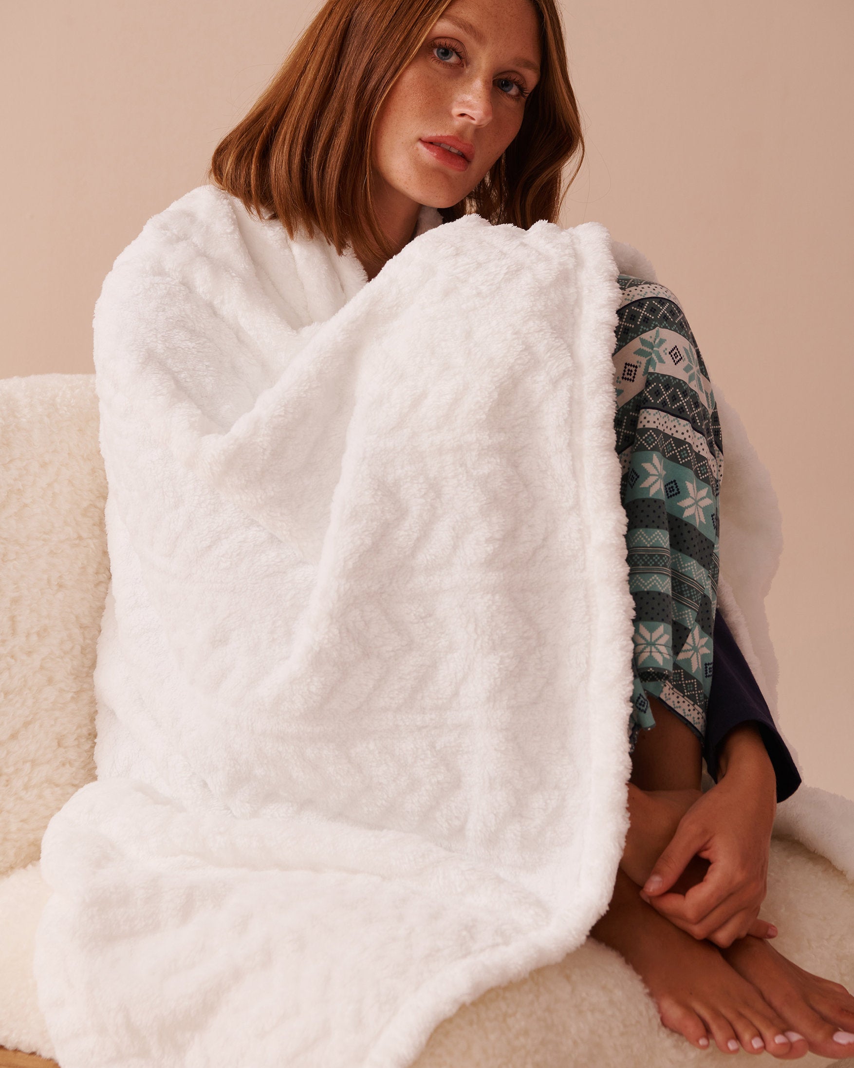 Cable Effect Soft Plush Blanket_40700361_P10345_01