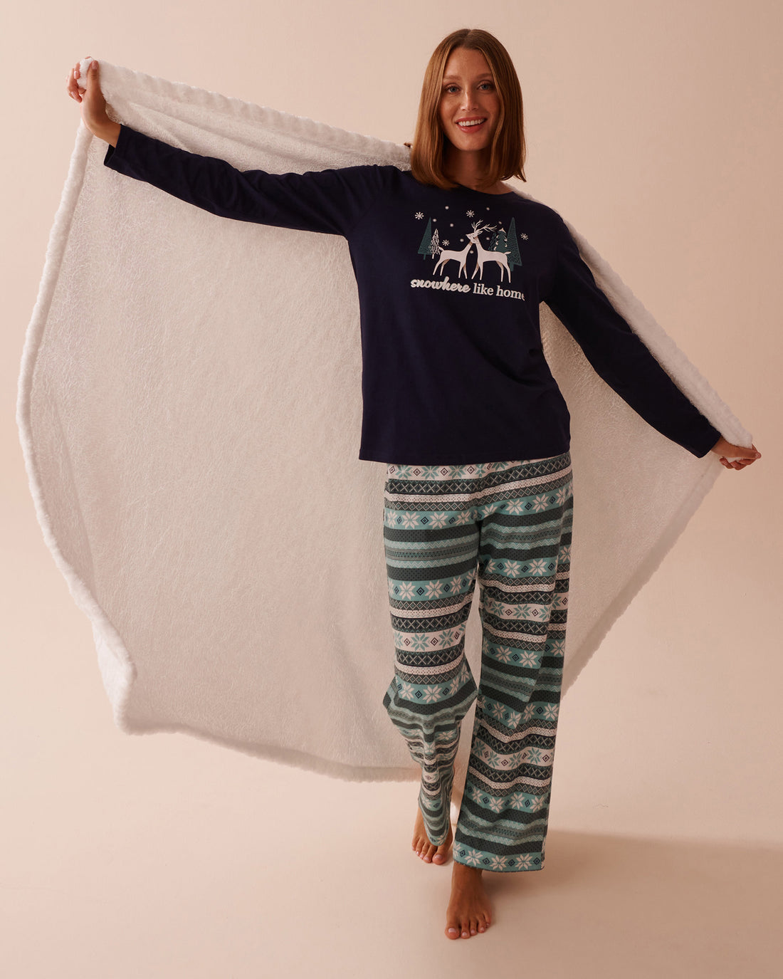 Cable Effect Soft Plush Blanket_40700361_P10345_02