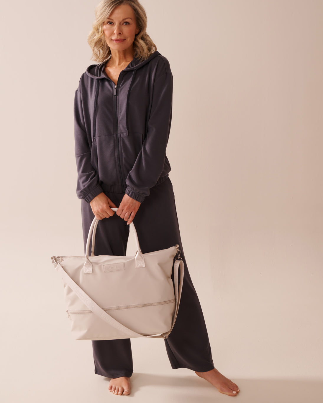 La Vie en Rose_Pumice Stone_Weekender Bag_40700395_00041_03