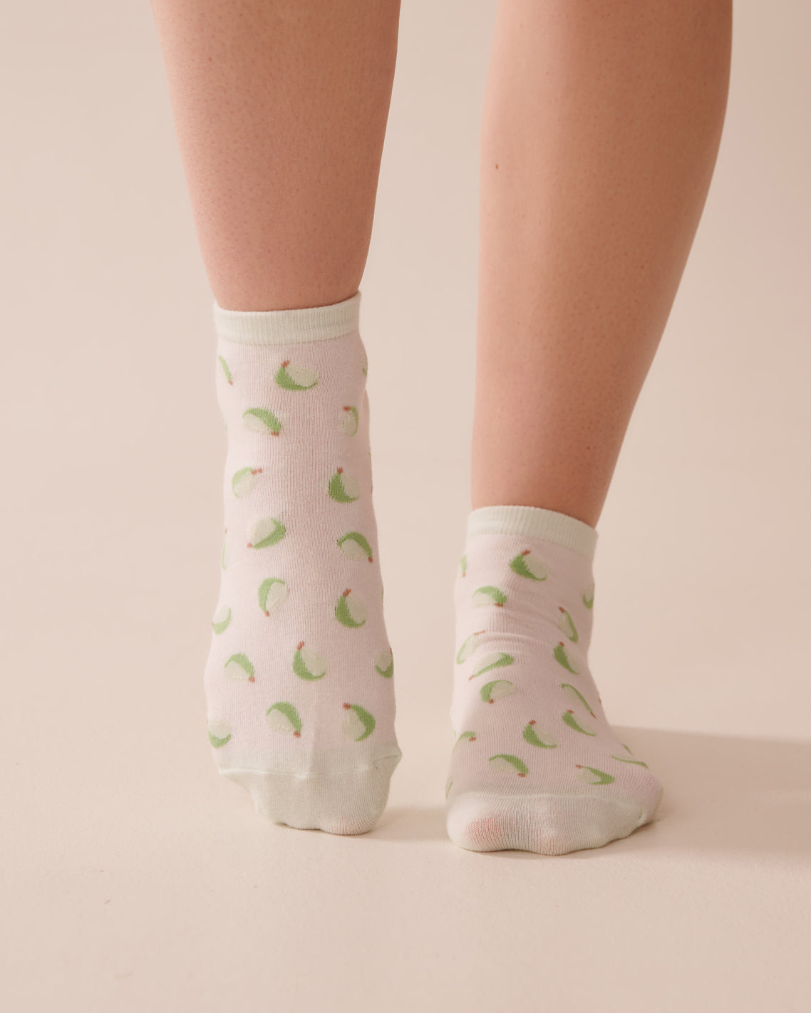 La Vie en Rose_Snow White Pear_Finely Ribbed Striped Socks_40700396_P10501_01