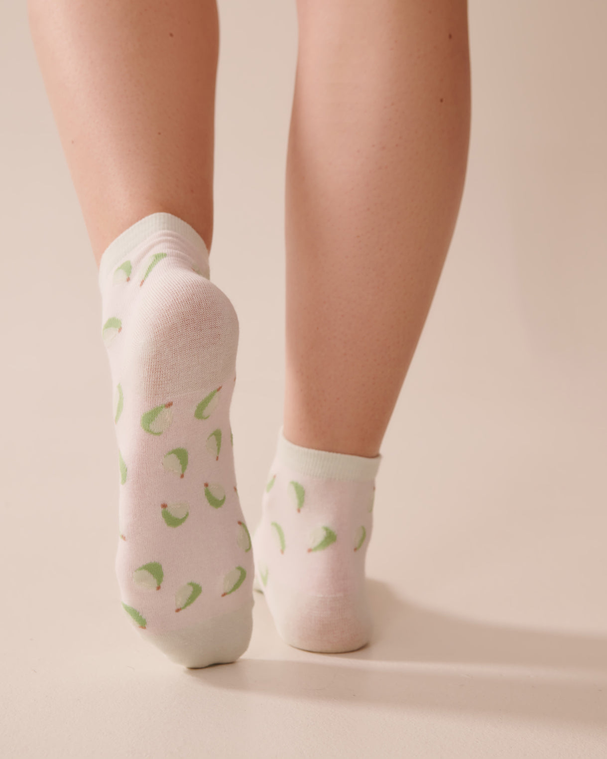 La Vie en Rose_Snow White Pear_Finely Ribbed Striped Socks_40700396_P10501_02