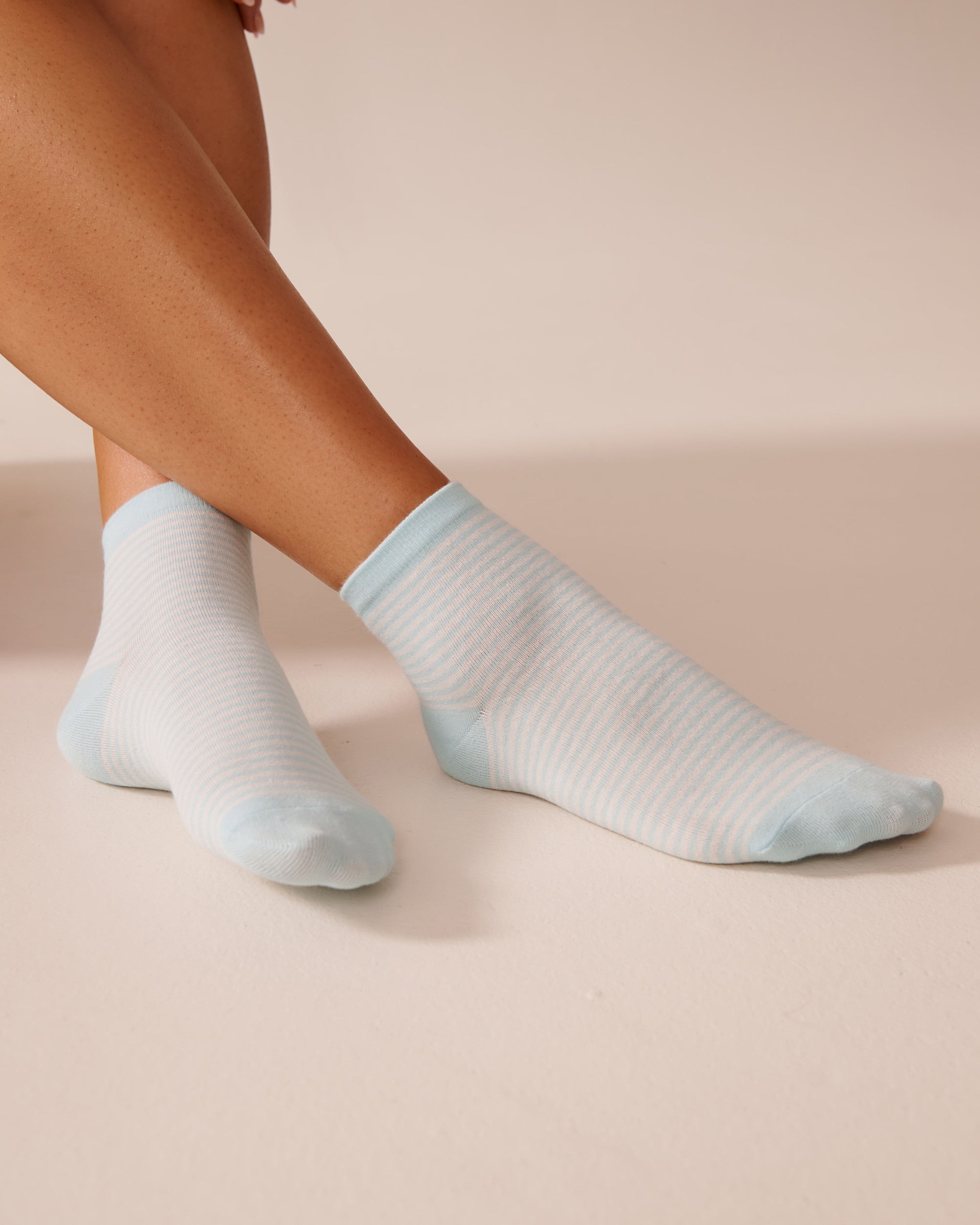 La Vie en Rose_Clearwater Stripe_Finely Ribbed Striped Socks_40700396_P40447_03