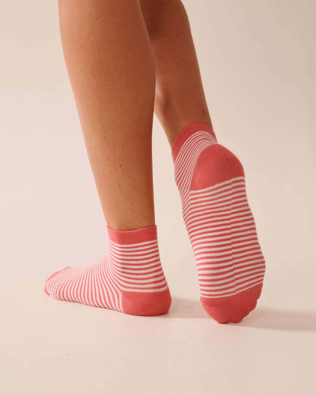 La Vie en Rose_Rapture Rose Stripe_Finely Ribbed Striped Socks_40700396_P60366_02