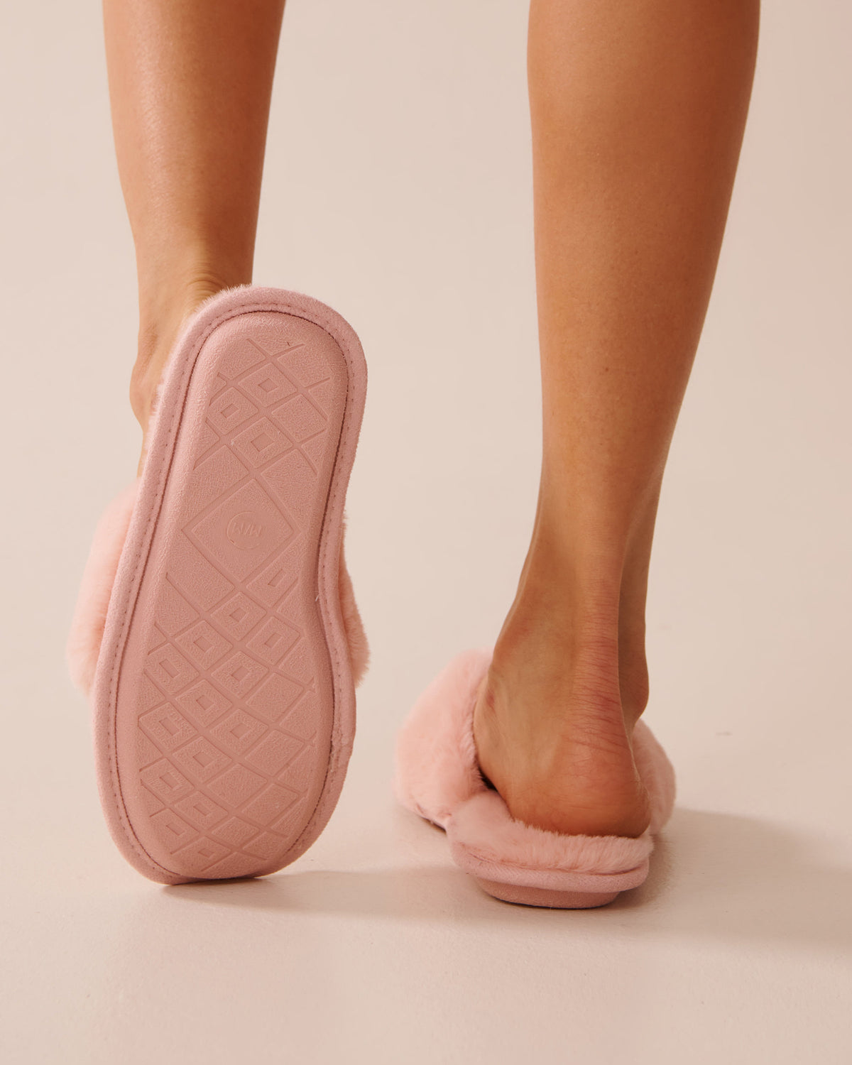 La Vie en Rose_Faux Fur Flip-flop Slippers_40700397_60059_02
