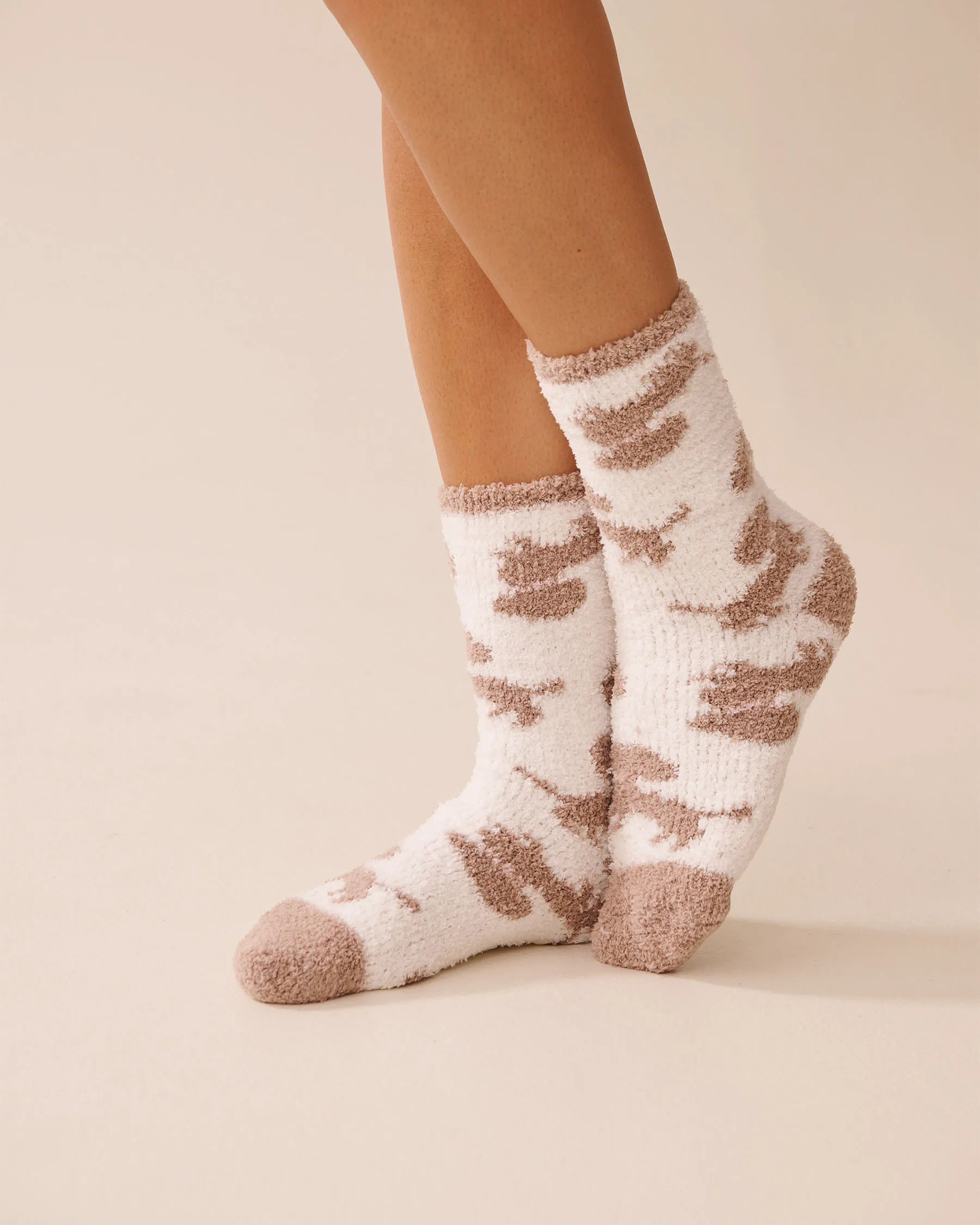 La Vie en Rose_Snow White & Goat Dachshund_Plush Raccoon Socks_40700417_P10527_03