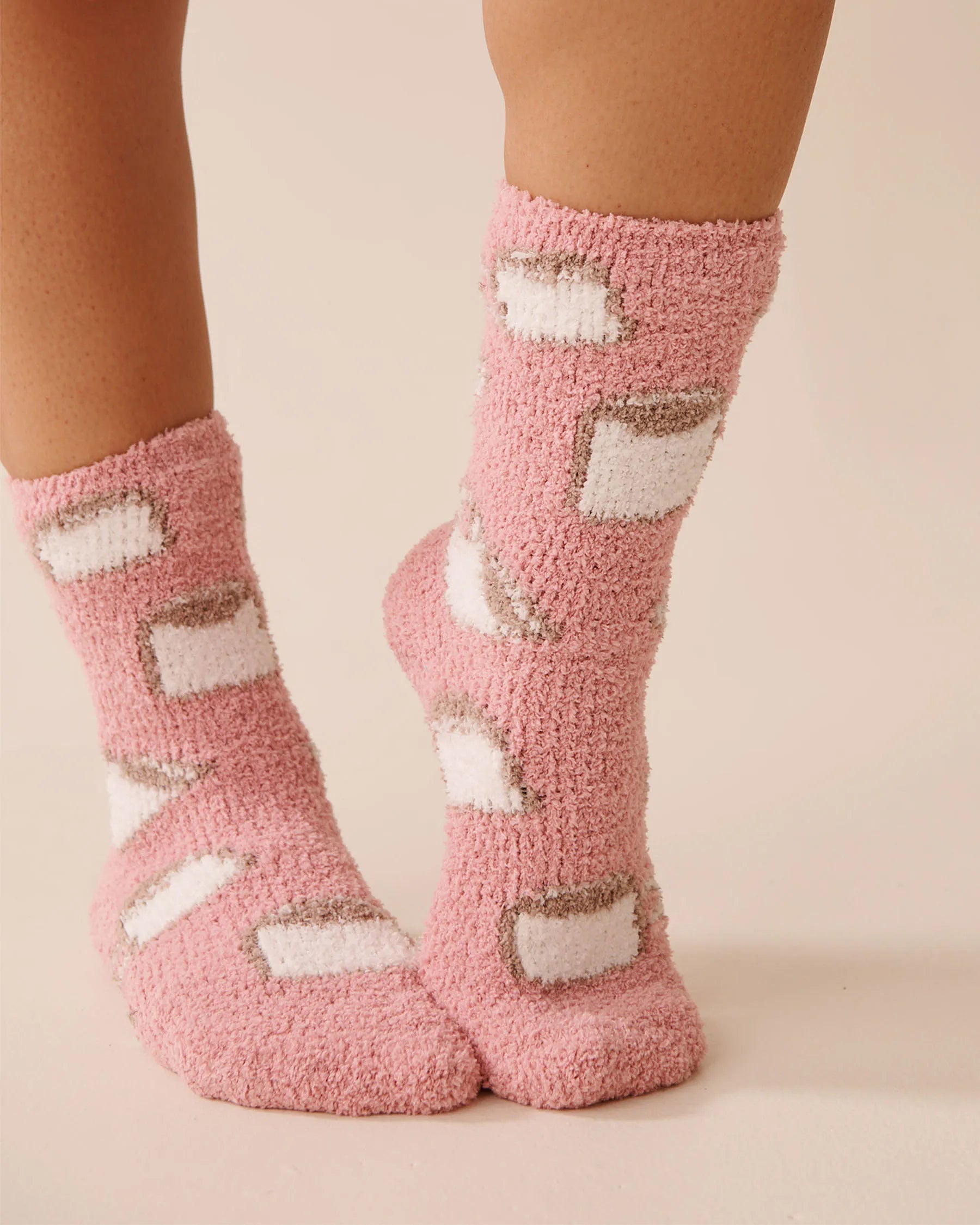 La Vie en Rose_Zephyr Coffee_Plush Raccoon Socks_40700417_P60400_01