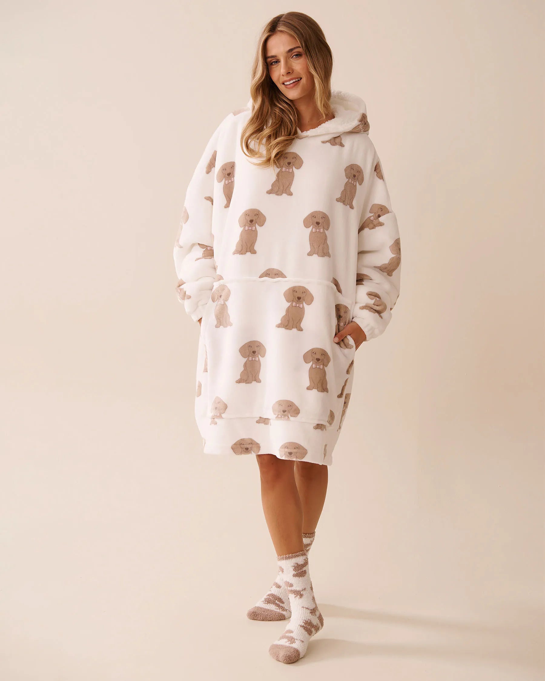 La Vie en Rose_Snow White Dachshund W Bow_Dachshund Soft Plush Oversized Hoodie_40700418_P10528_04