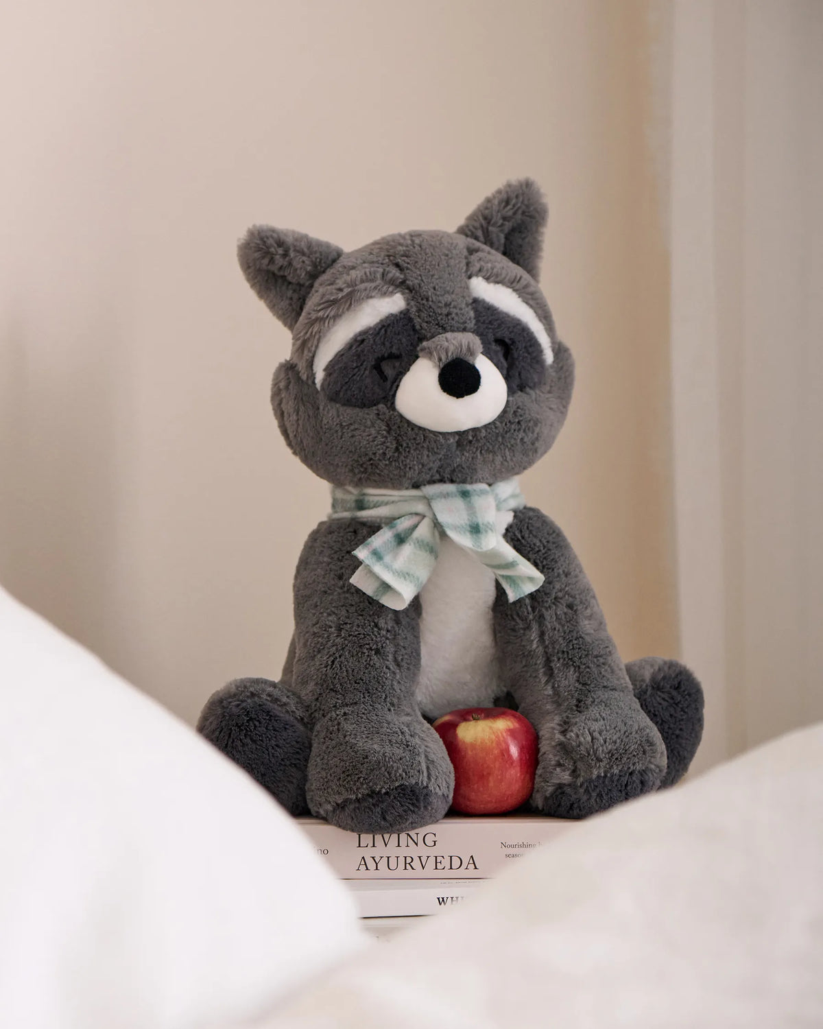 La Vie en Rose_Smoke Pearl_Stuffed Raccoon_40700421_00006_01