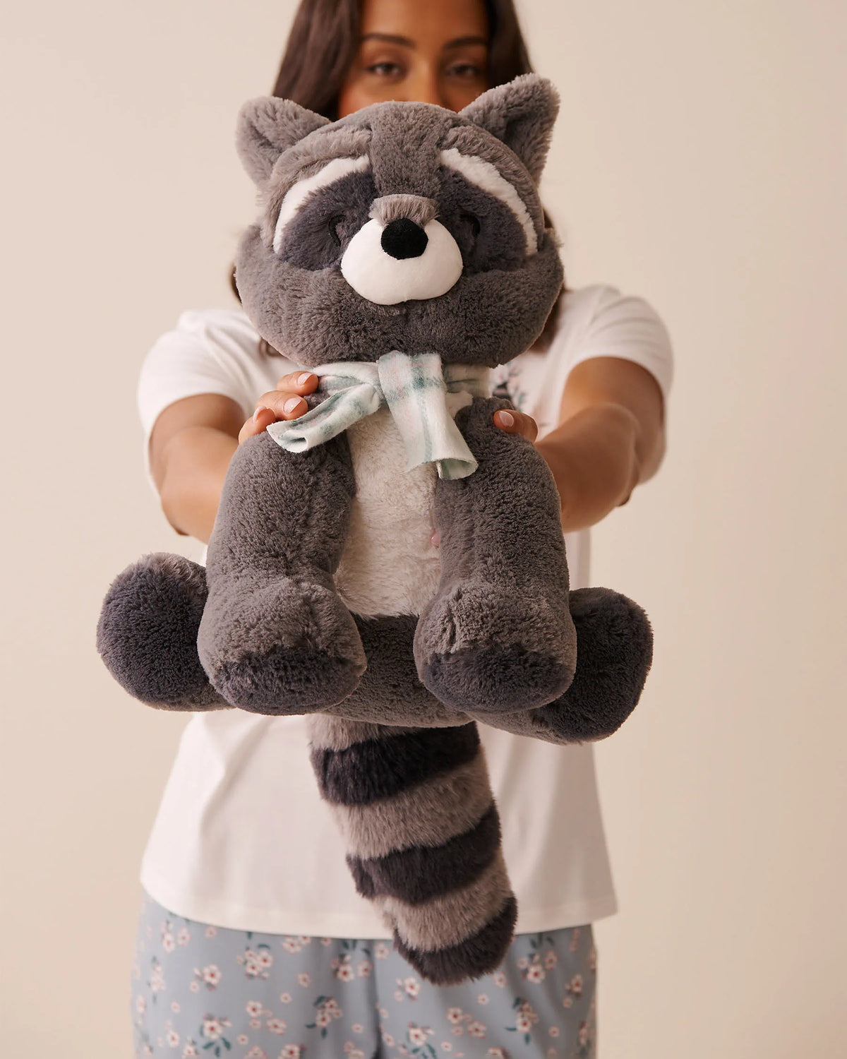 La Vie en Rose_Smoke Pearl_Stuffed Raccoon_40700421_00006_04