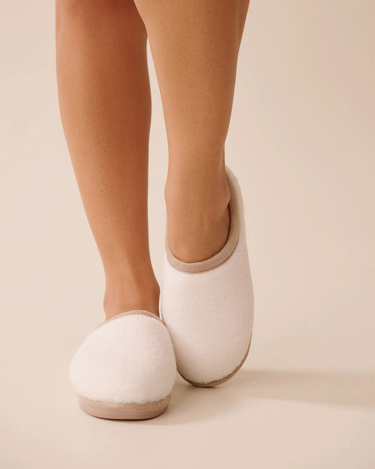 La Vie en Rose_Snow White_Curly Fur Slippers_40700422_10011_02