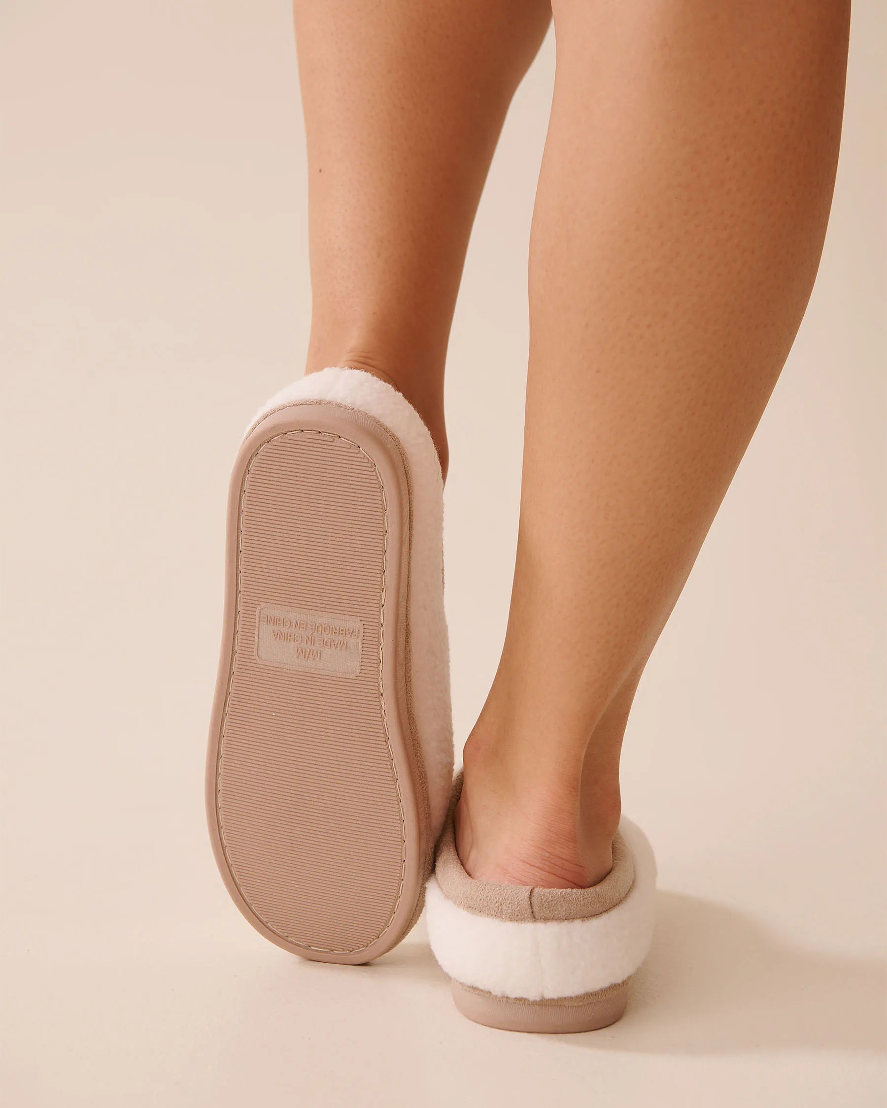 La Vie en Rose_Snow White_Curly Fur Slippers_40700422_10011_03