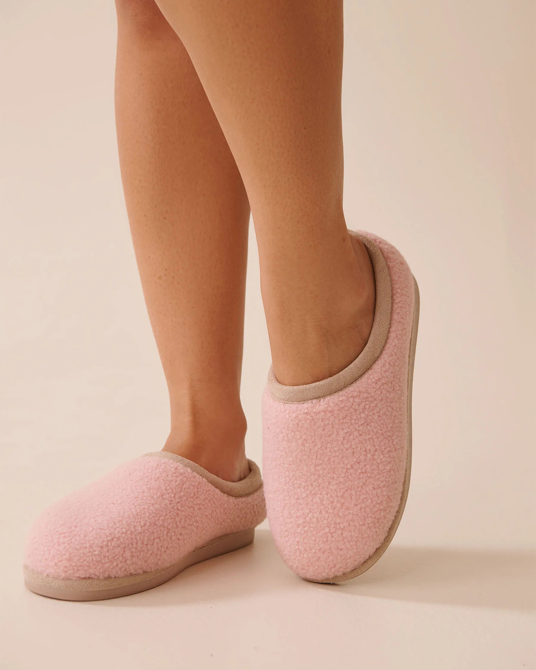 La Vie en Rose_Zephyr_Curly Fur Slippers_40700422_60160_01