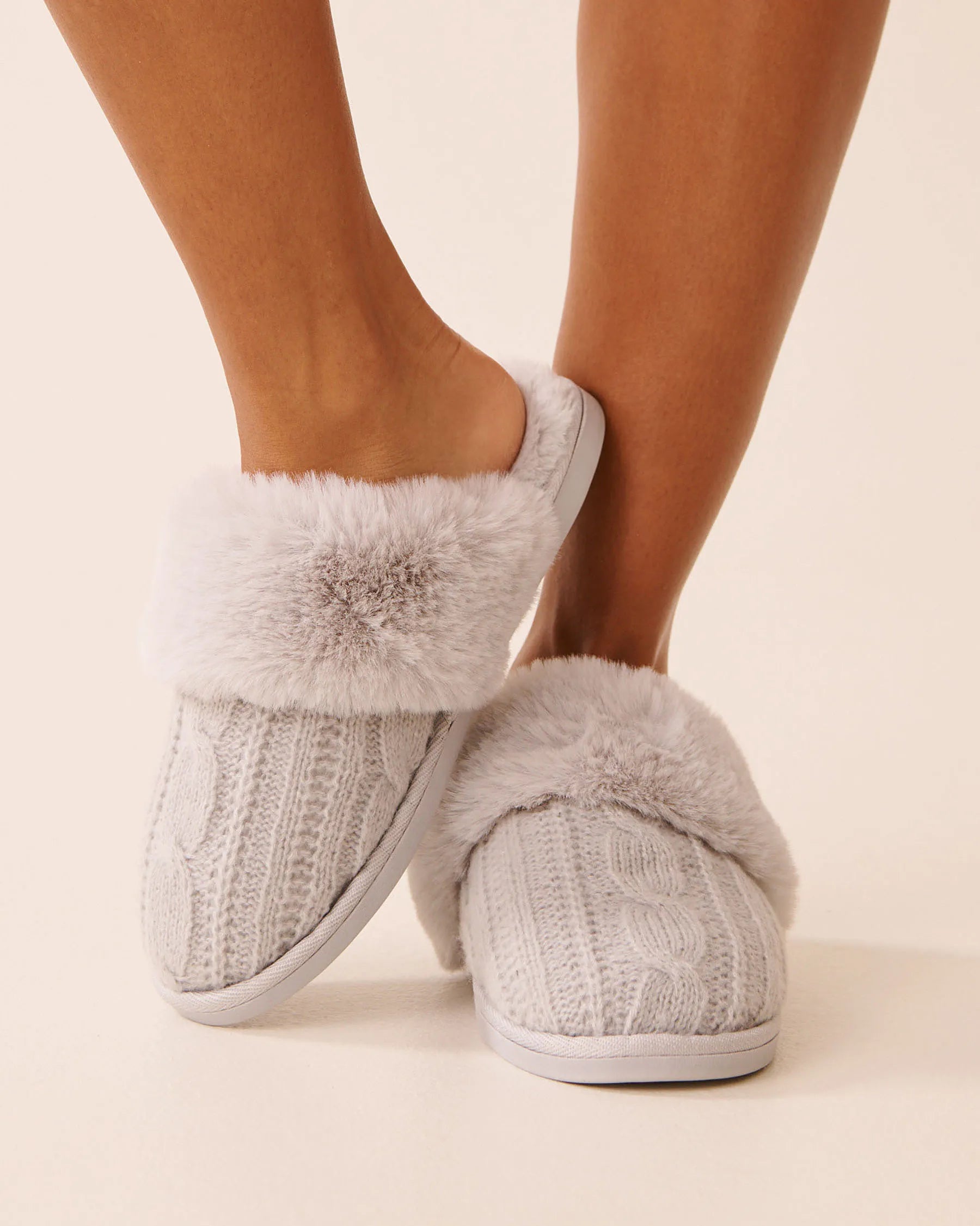 La Vie en Rose_Quiet Gray_Cable Knit and Faux Fur Slippers_40700429_00055_03
