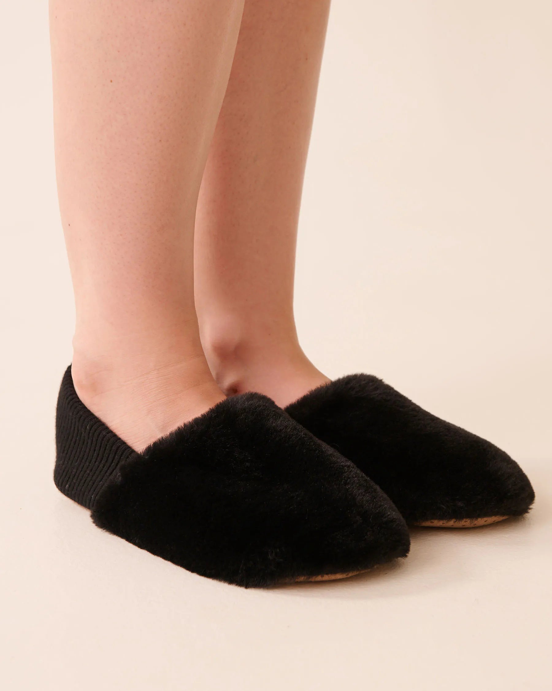 La Vie en Rose_Black Beauty_Ribbed Back Soft Plush Slipper Socks_40700430_00001_01