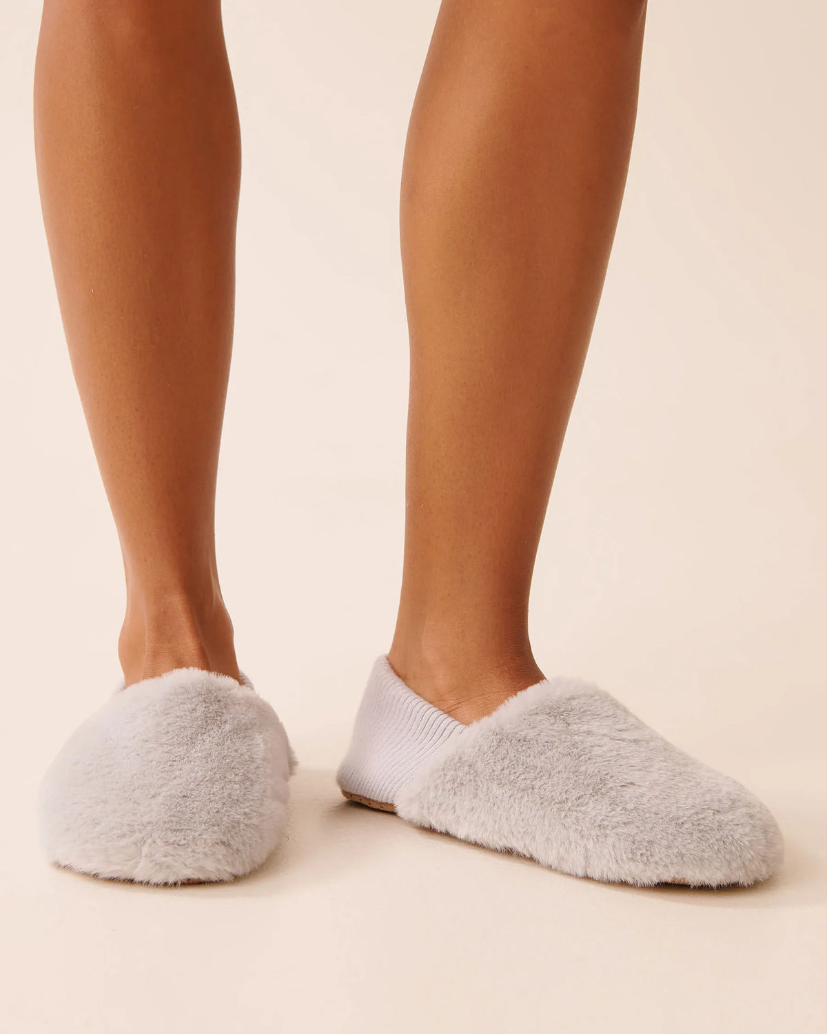 La Vie en Rose_Quiet Gray_Ribbed Back Soft Plush Slipper Socks_40700430_00055_01