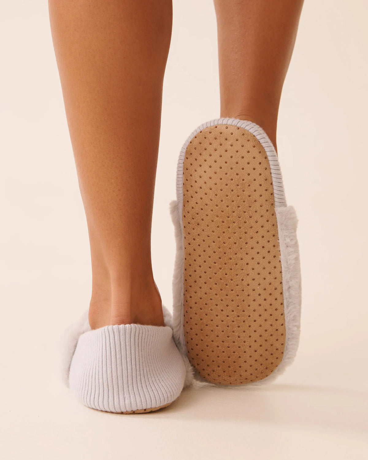 La Vie en Rose_Quiet Gray_Ribbed Back Soft Plush Slipper Socks_40700430_00055_02