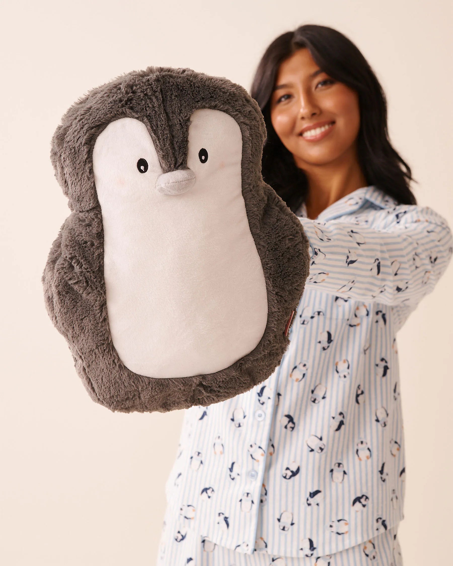 La Vie en Rose_Gargoyle_Penguin Hot Water Bottle_40700433_00056_01