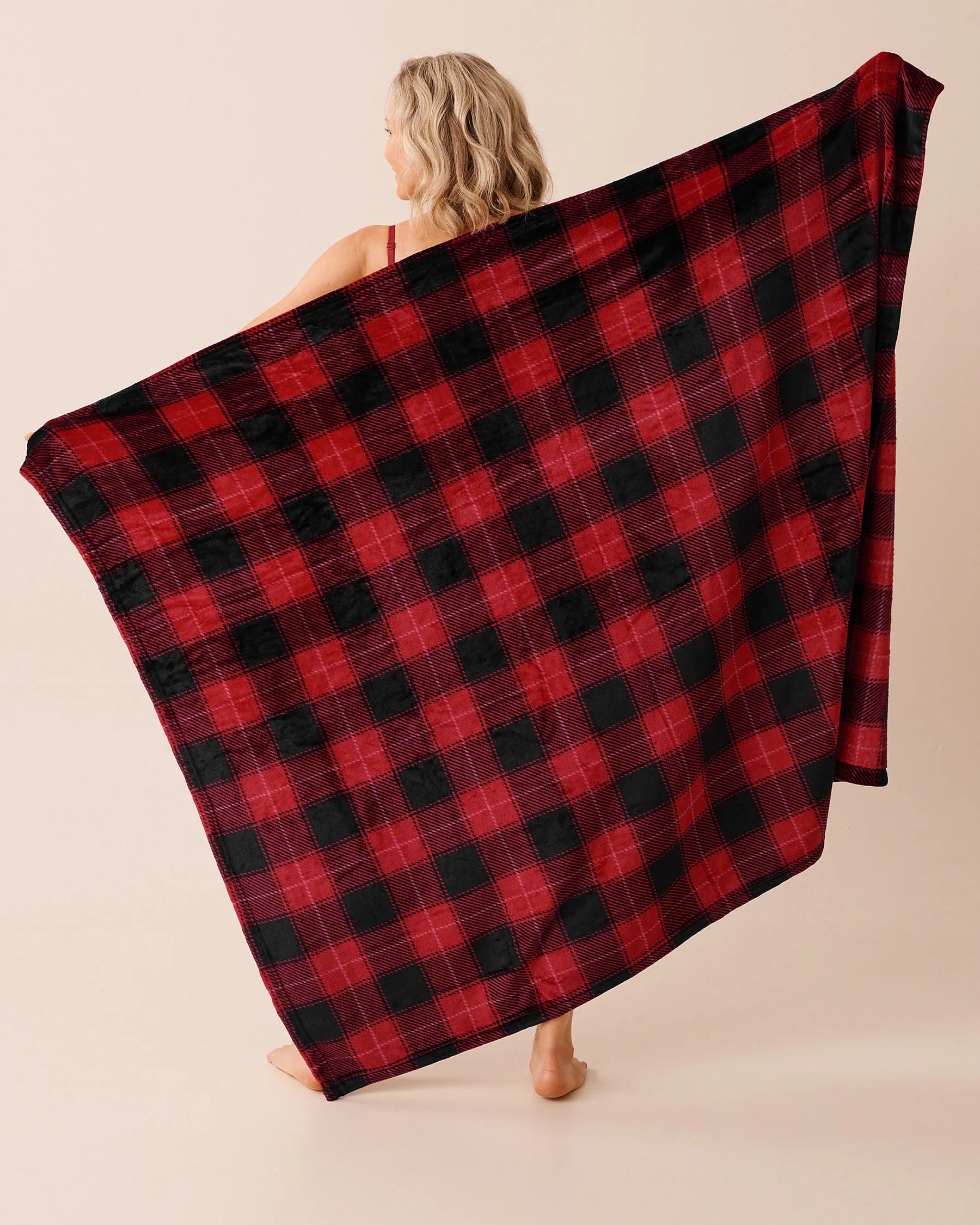 La Vie en Rose_Savvy Red Buffalo Plaid_Apr�s-Ski Soft Plush Blanket_40700441_P60428_02