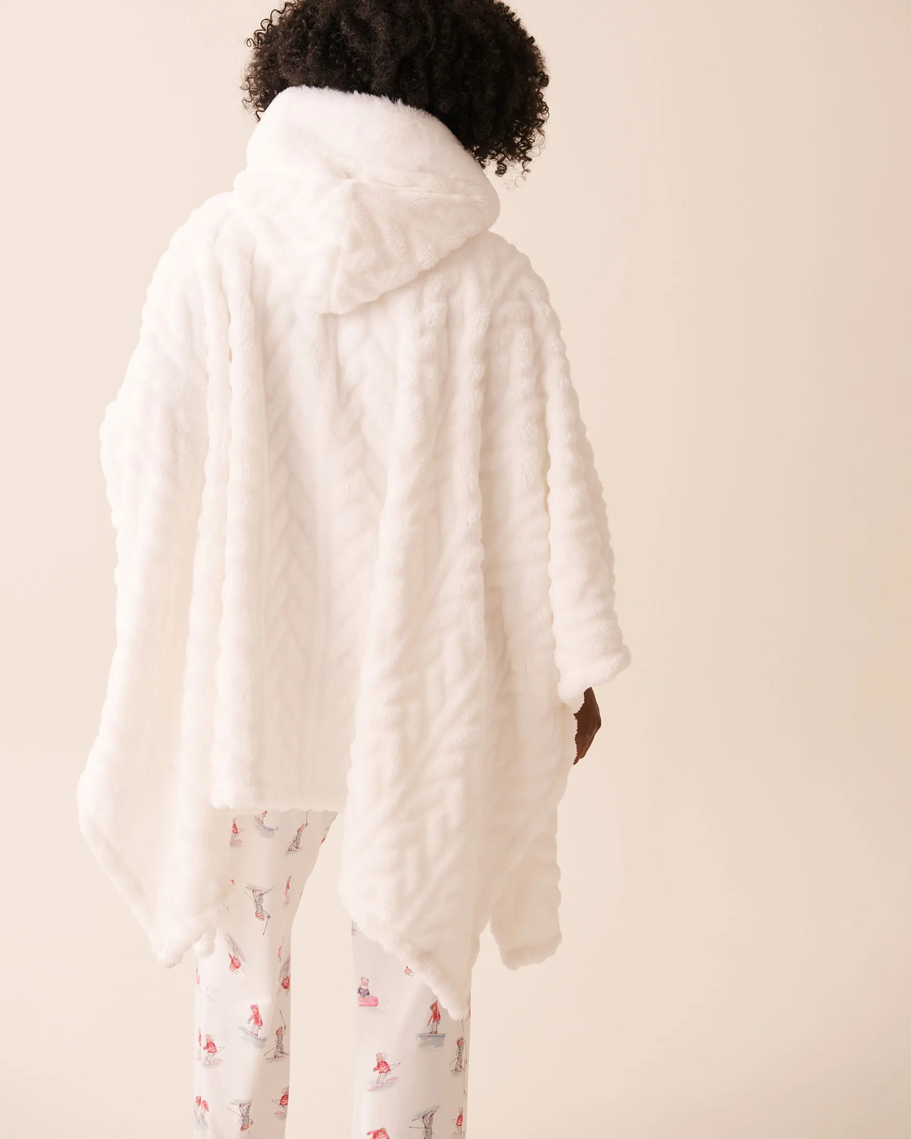 La Vie en Rose_Snow White_Cable Effect Soft Plush Hooded Cape_40700442_10011_04