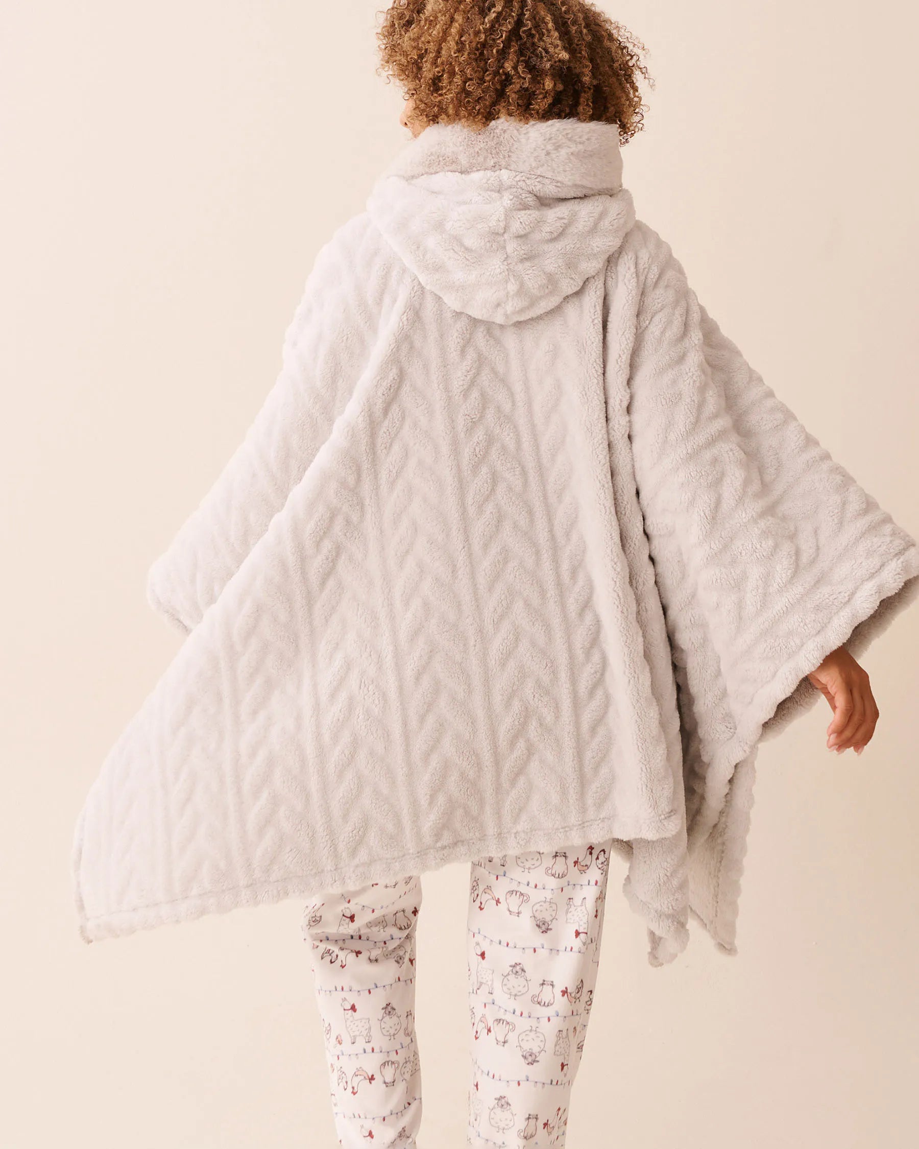 La Vie en Rose_Quiet Gray Cable_Cable Effect Soft Plush Hooded Cape_40700442_P00472_02