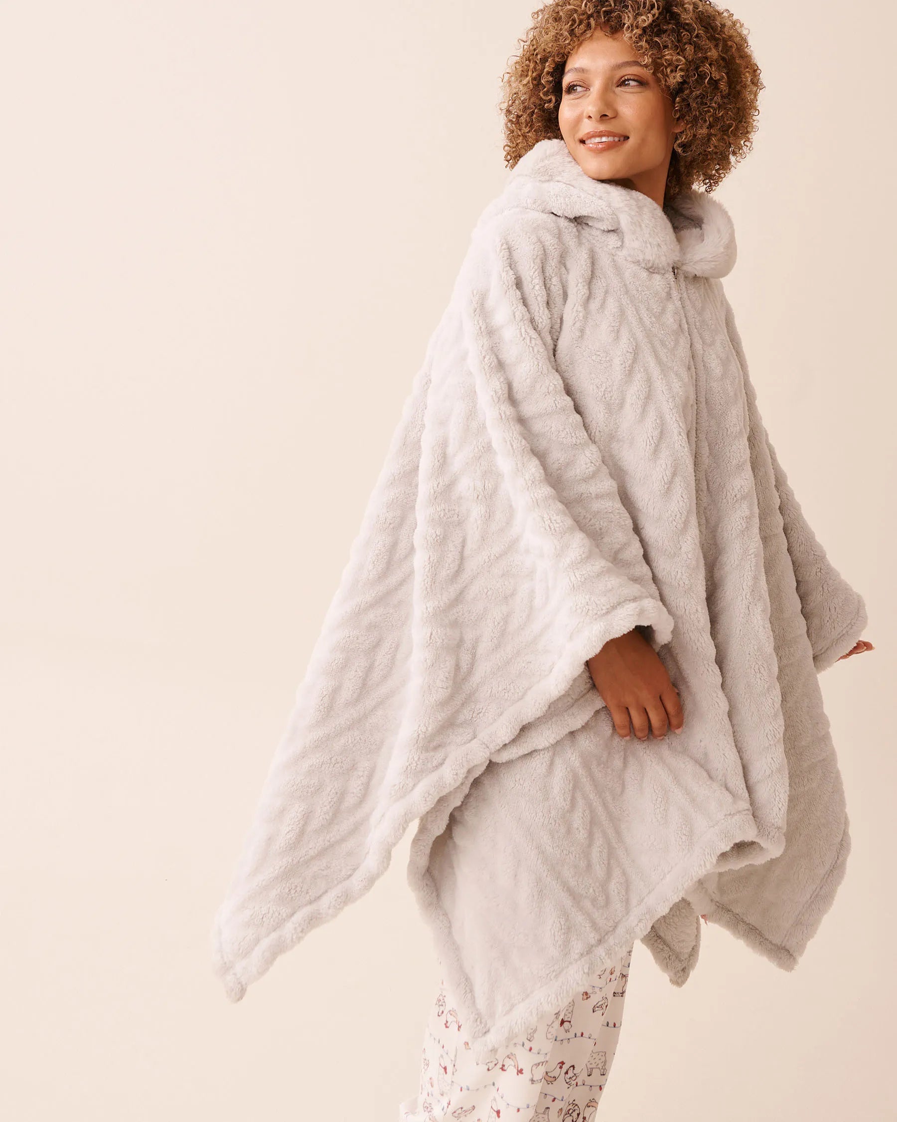 La Vie en Rose_Quiet Gray Cable_Cable Effect Soft Plush Hooded Cape_40700442_P00472_04