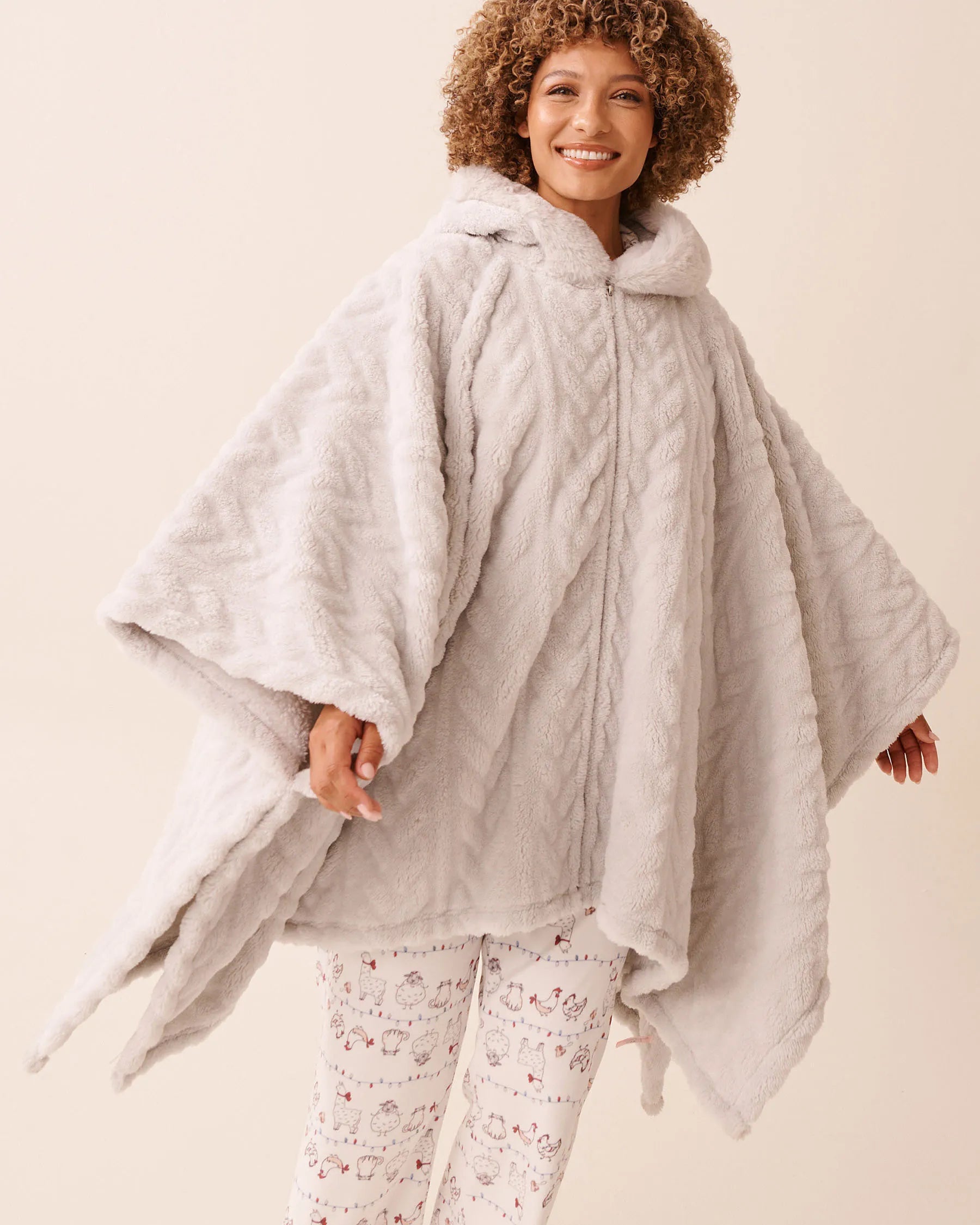 La Vie en Rose_Quiet Gray Cable_Cable Effect Soft Plush Hooded Cape_40700442_P00472_05