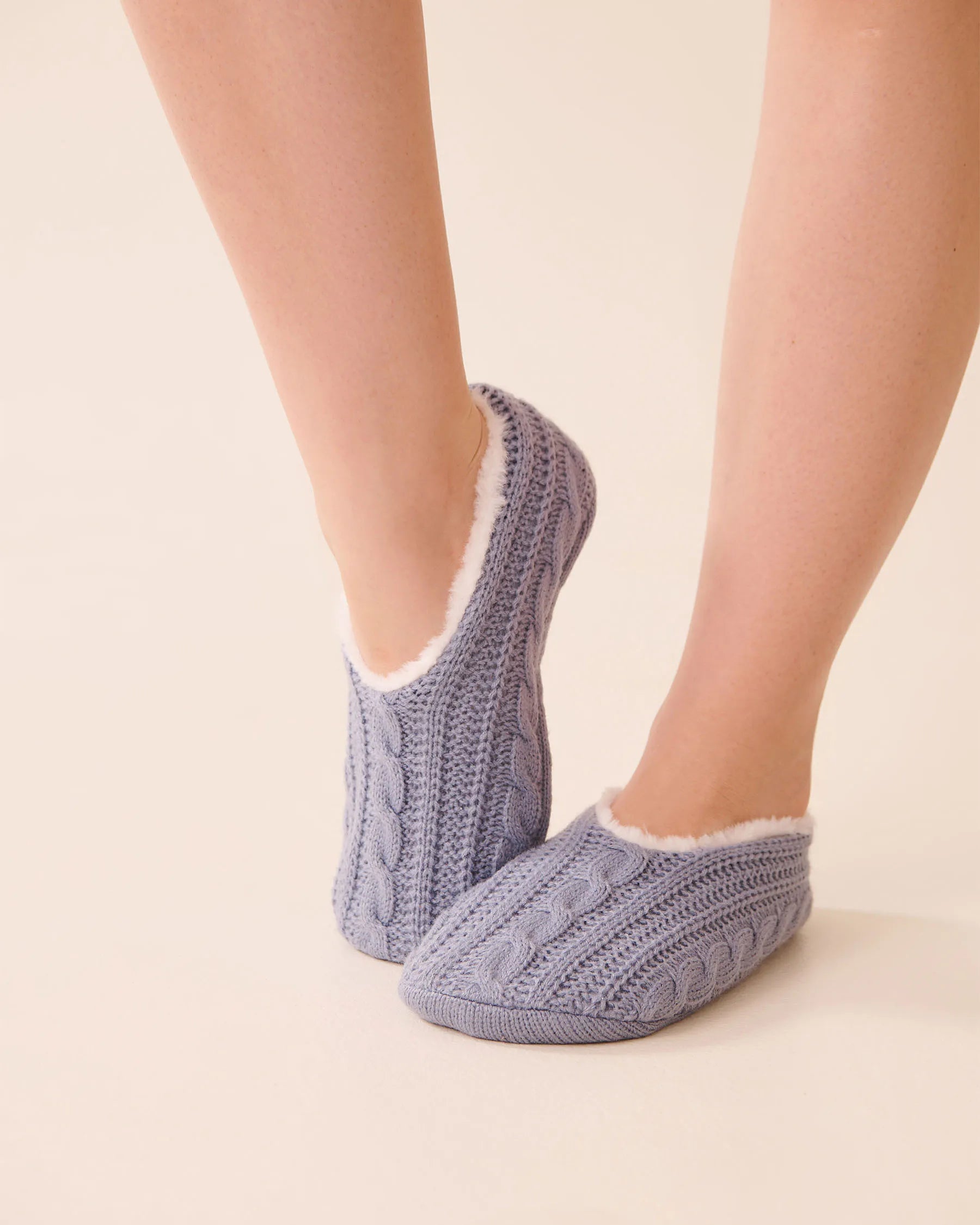 La Vie en Rose_Stonewash Cable_Cable Knit and Faux Fur Slipper Socks_40700445_P40520_02