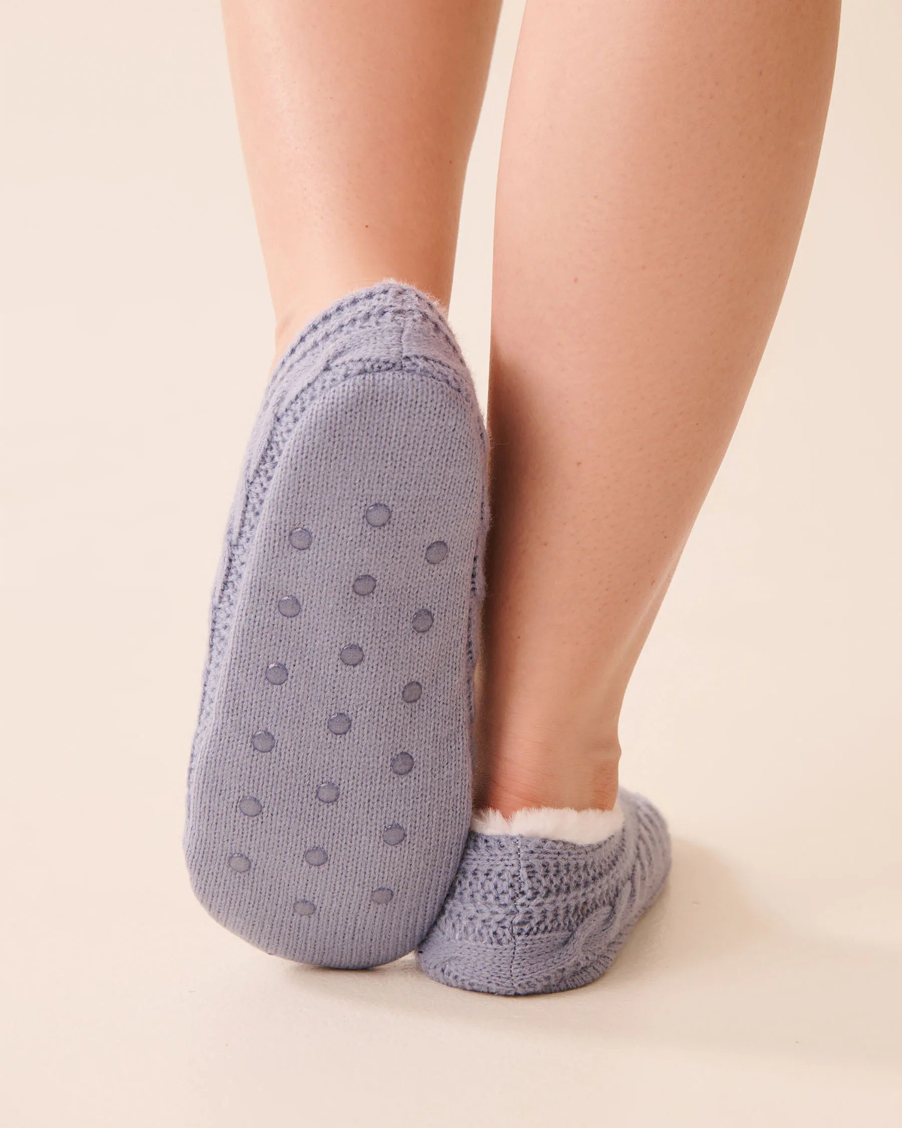 La Vie en Rose_Stonewash Cable_Cable Knit and Faux Fur Slipper Socks_40700445_P40520_03