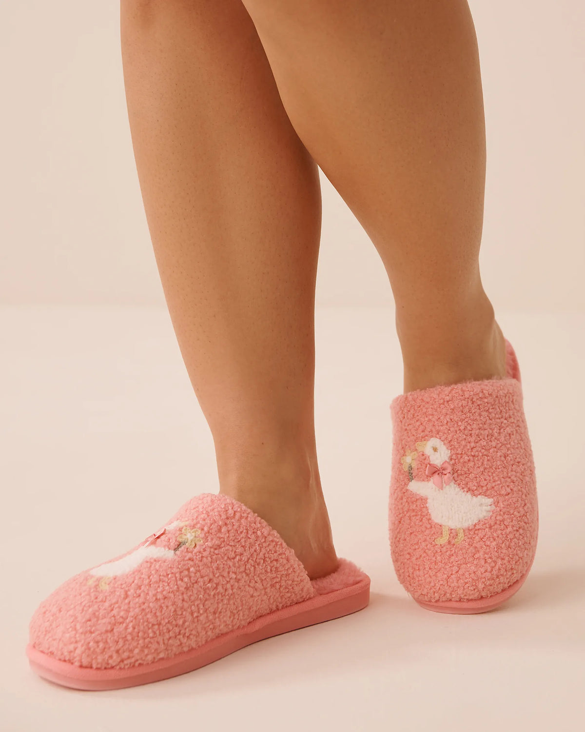 La Vie en Rose Pink Icing Women Goose Pattern Curly Fur Slippers SKU: 40700462_60017 Image 01
