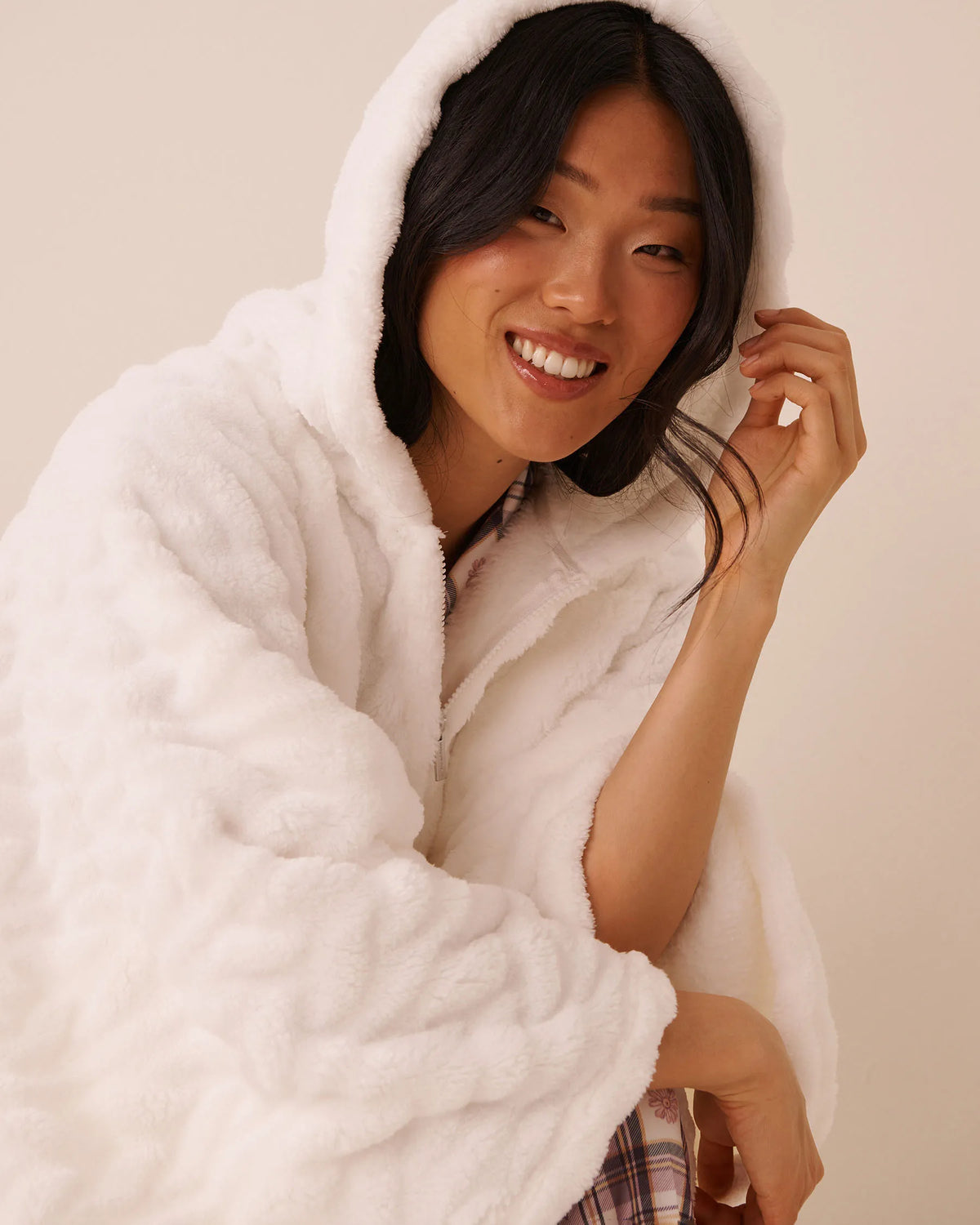La Vie en Rose Snow White Cable Women Leopard Soft Plush Hooded Cape SKU: 40700503_P10345 Image 03