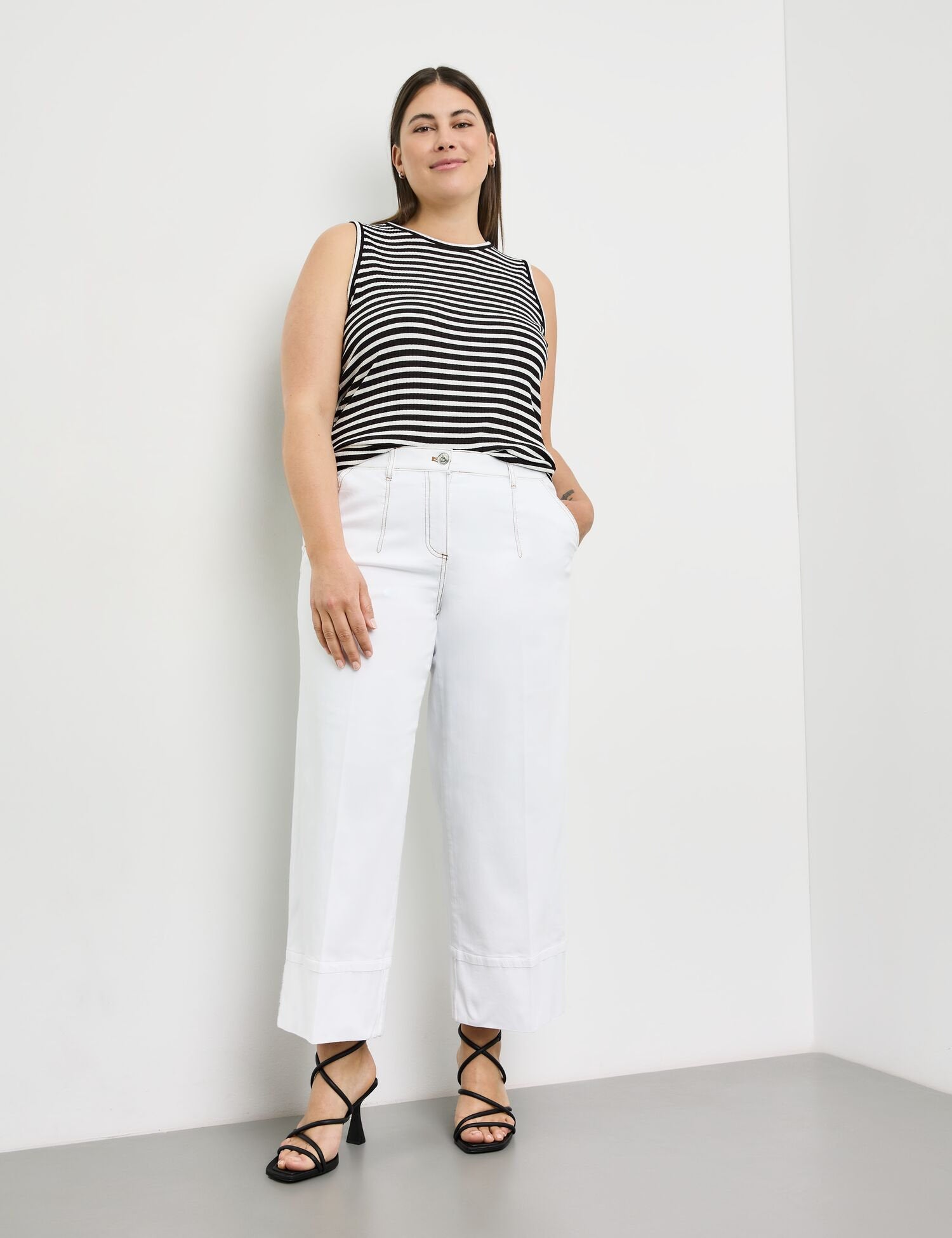 3/4-Length Jeans With A Wide Leg_420019-21409_9600_03