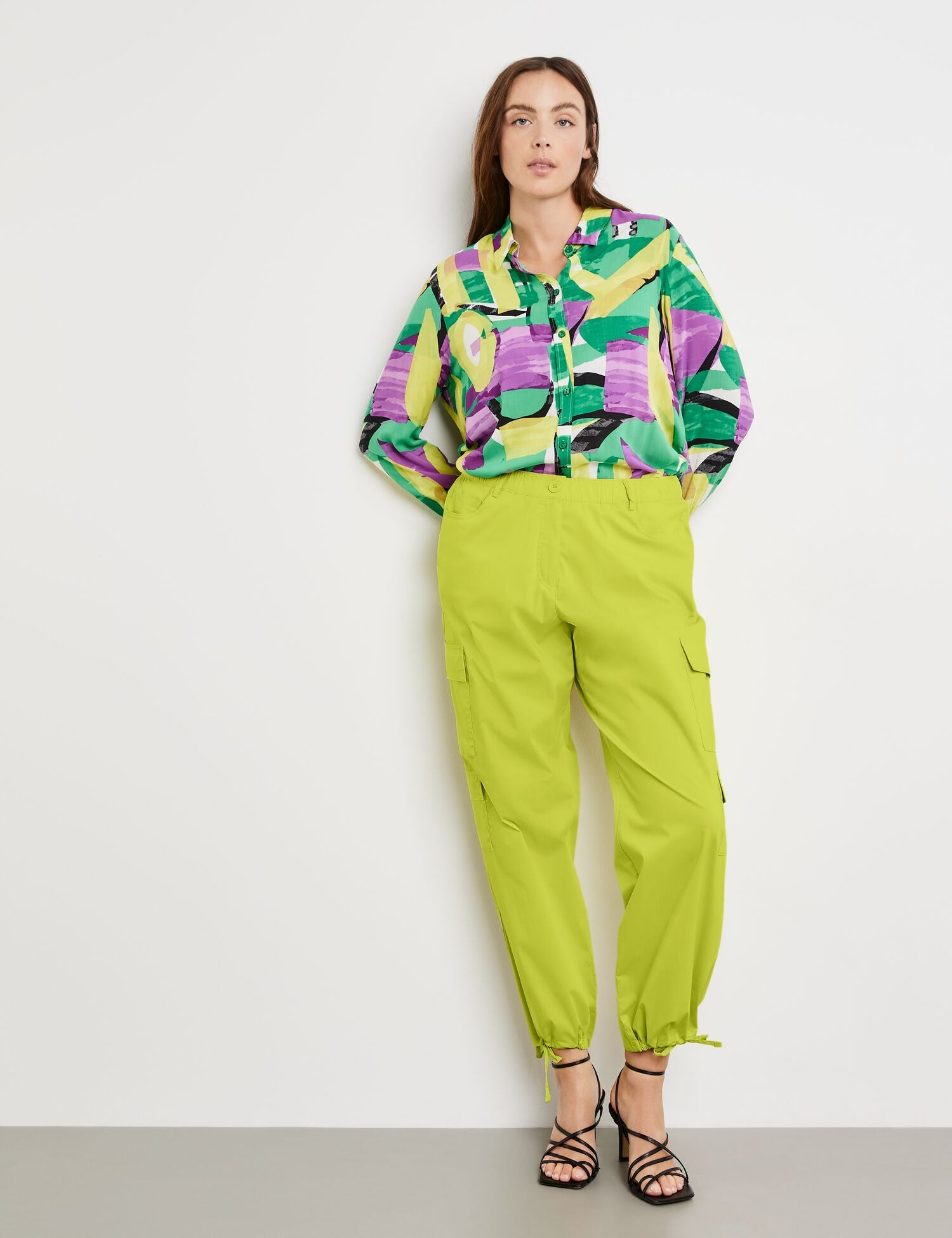 Cargo Trousers In A Cotton Blend_420029-21050_5600_01