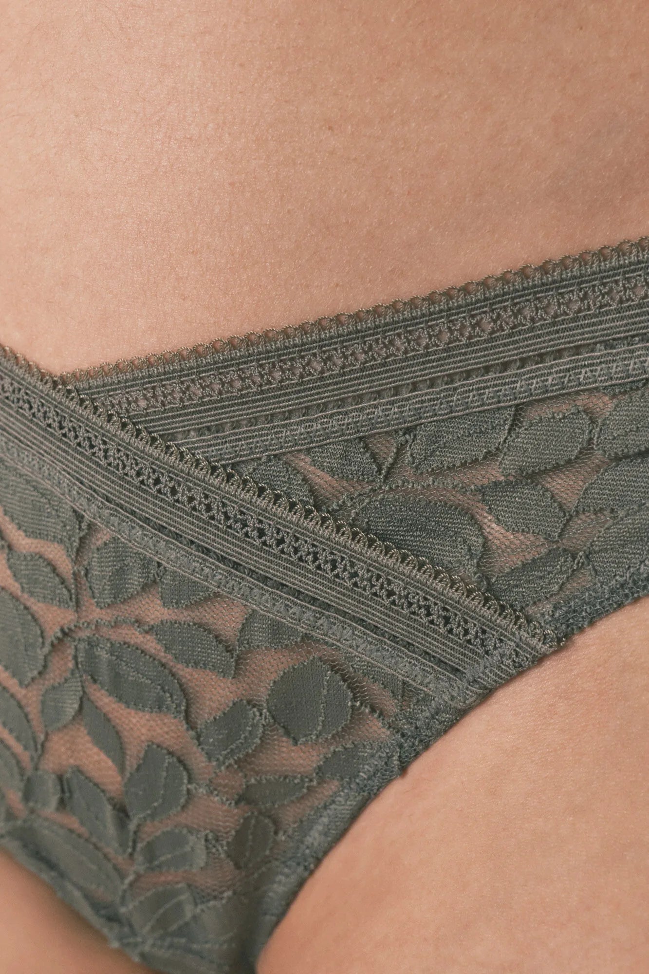 Women Secret_Dark Khaki_Khaki Lace V-Waist Thong_4213726_91_04