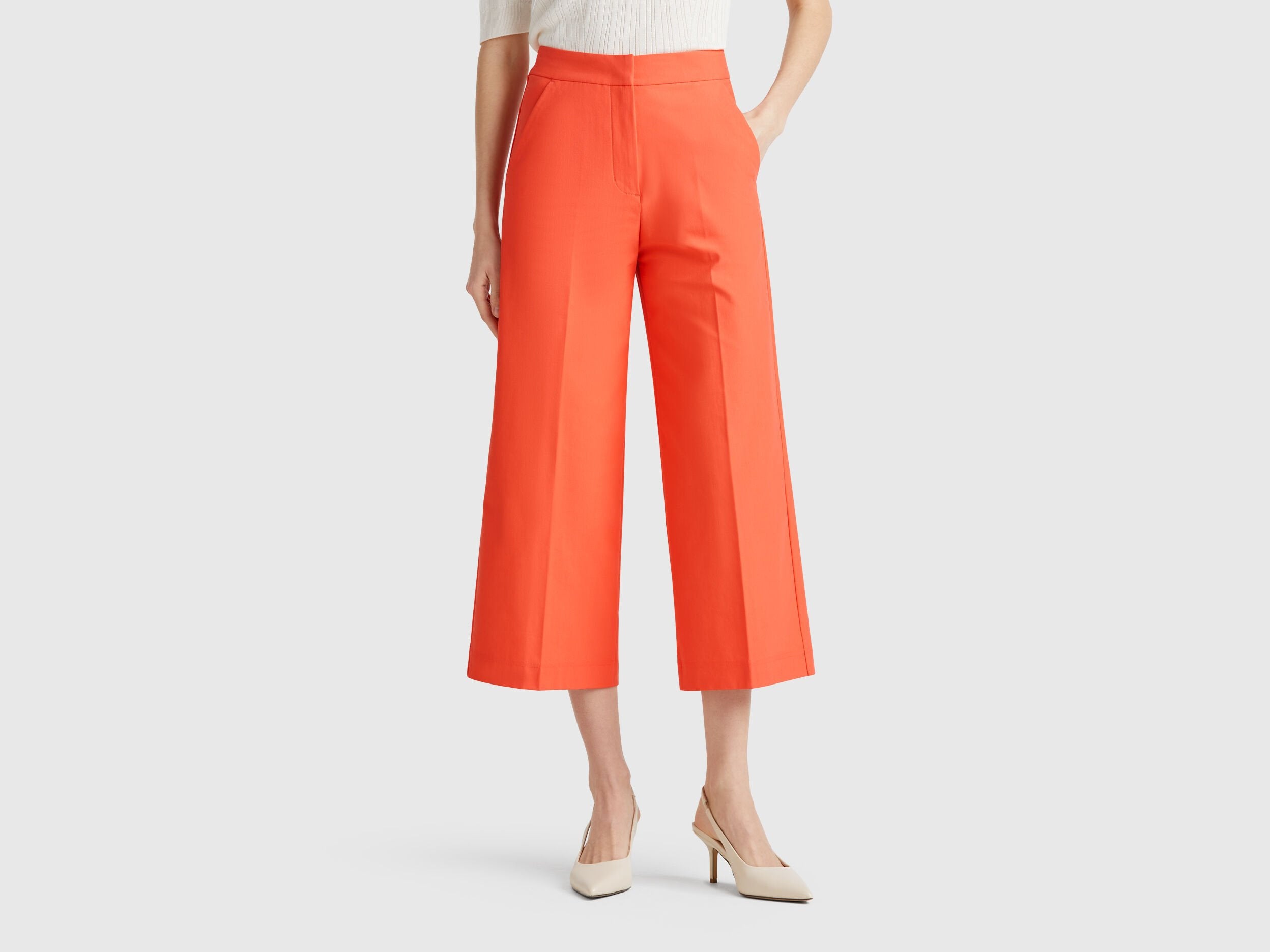 Benetton_Cropped High-Waisted Trousers_42A8DF08R_17W_02