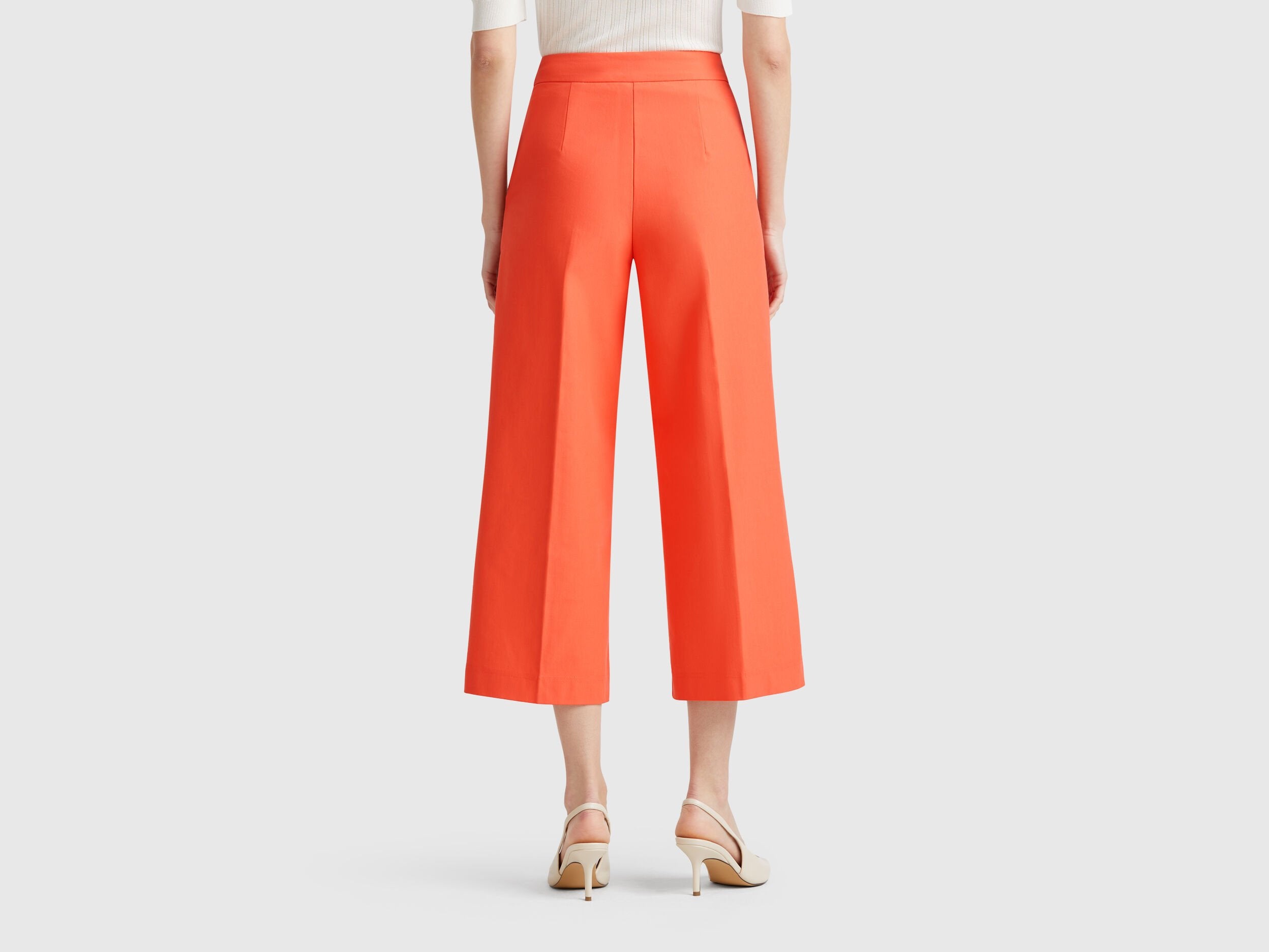 Benetton_Cropped High-Waisted Trousers_42A8DF08R_17W_03