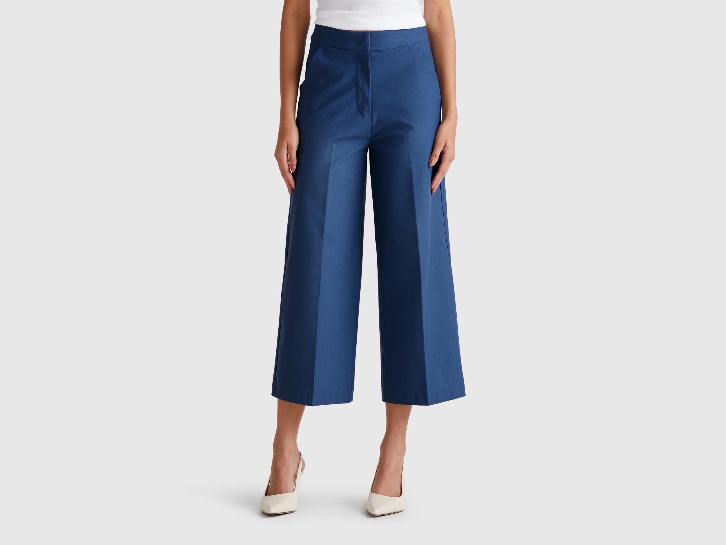 Benetton_Cropped High-Waisted Trousers_42A8DF08R_217_02