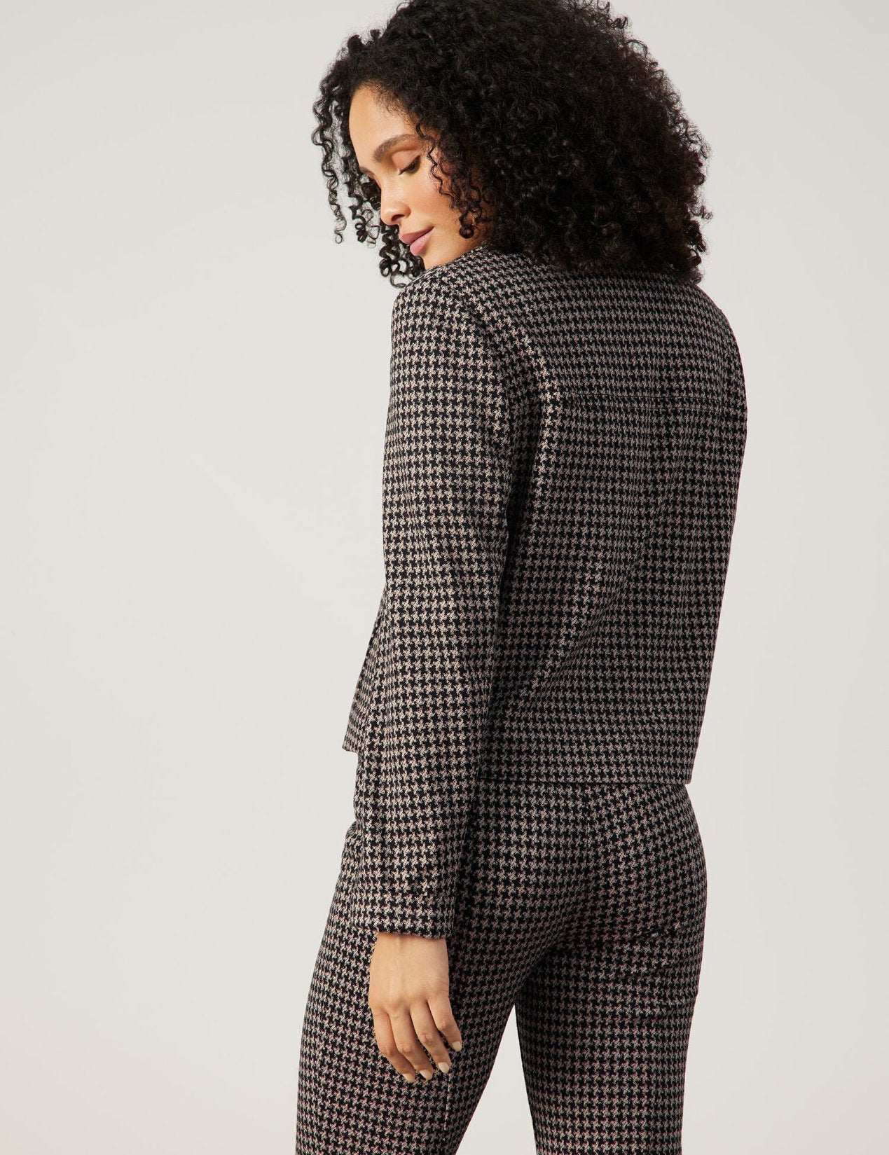 Short Blazer Jacket With Lapel Collar_06