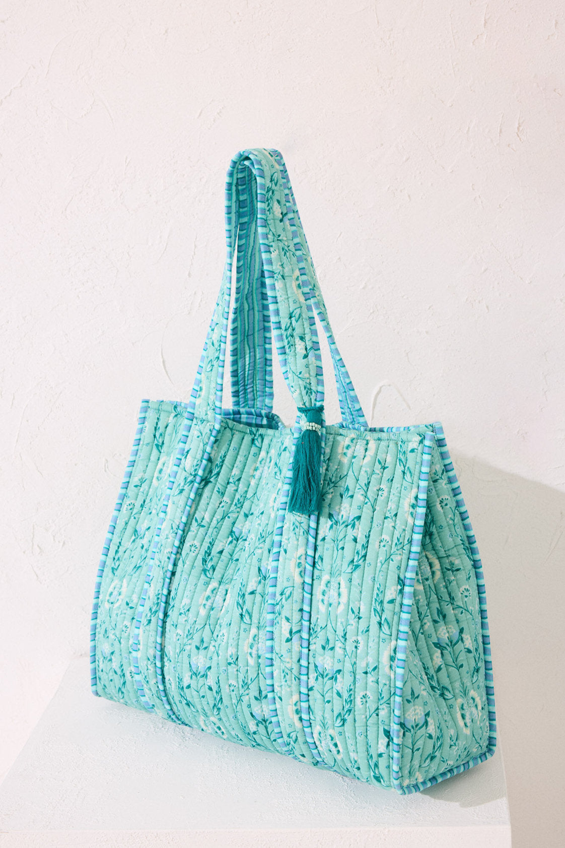 Women Secret_Quilted Bag with Floral and Striped Print_4389646_19_04