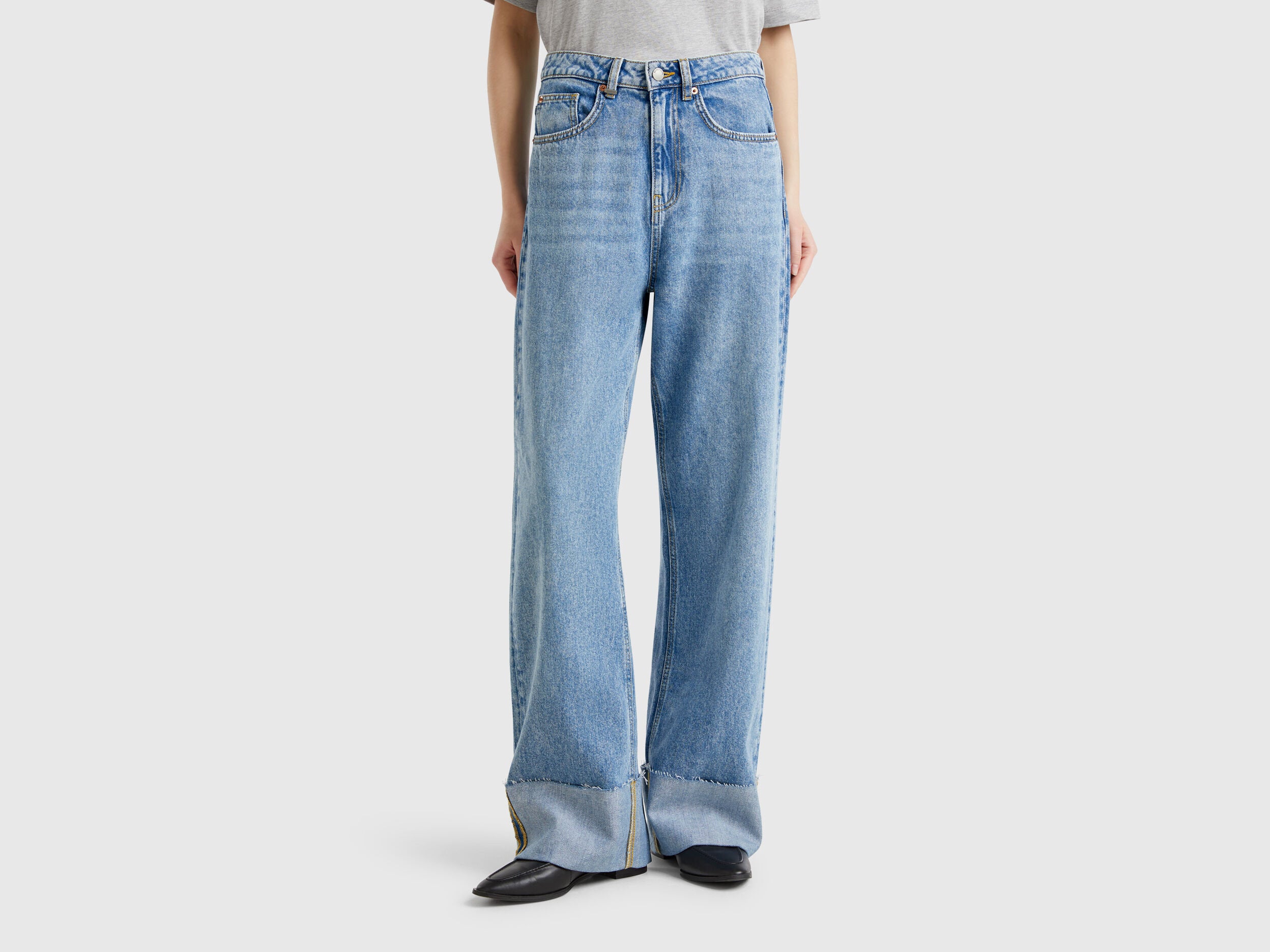 Benetton_Wide Fit Jeans with Cuff_43C8DE02D_903_02