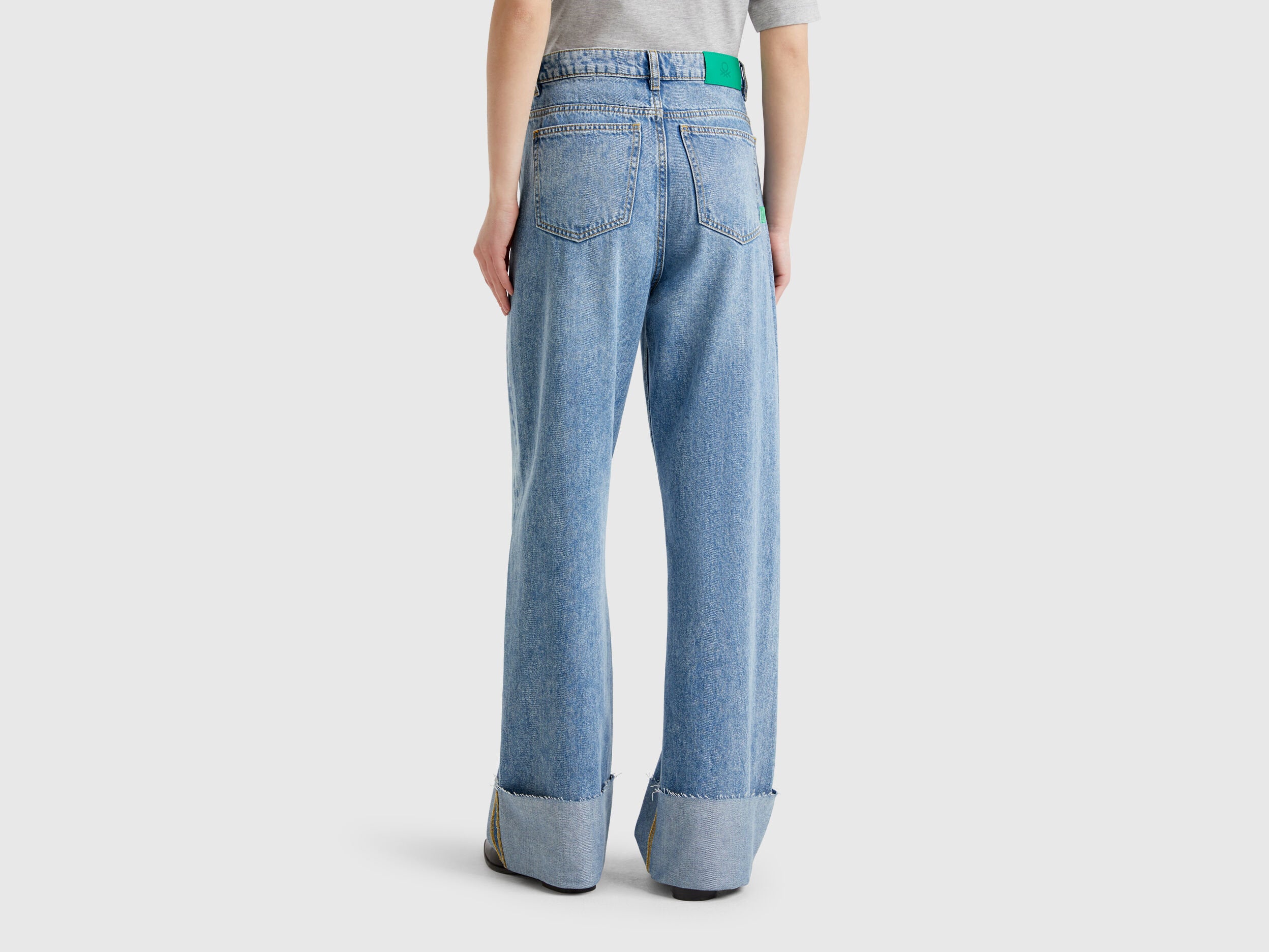 Benetton_Wide Fit Jeans with Cuff_43C8DE02D_903_03