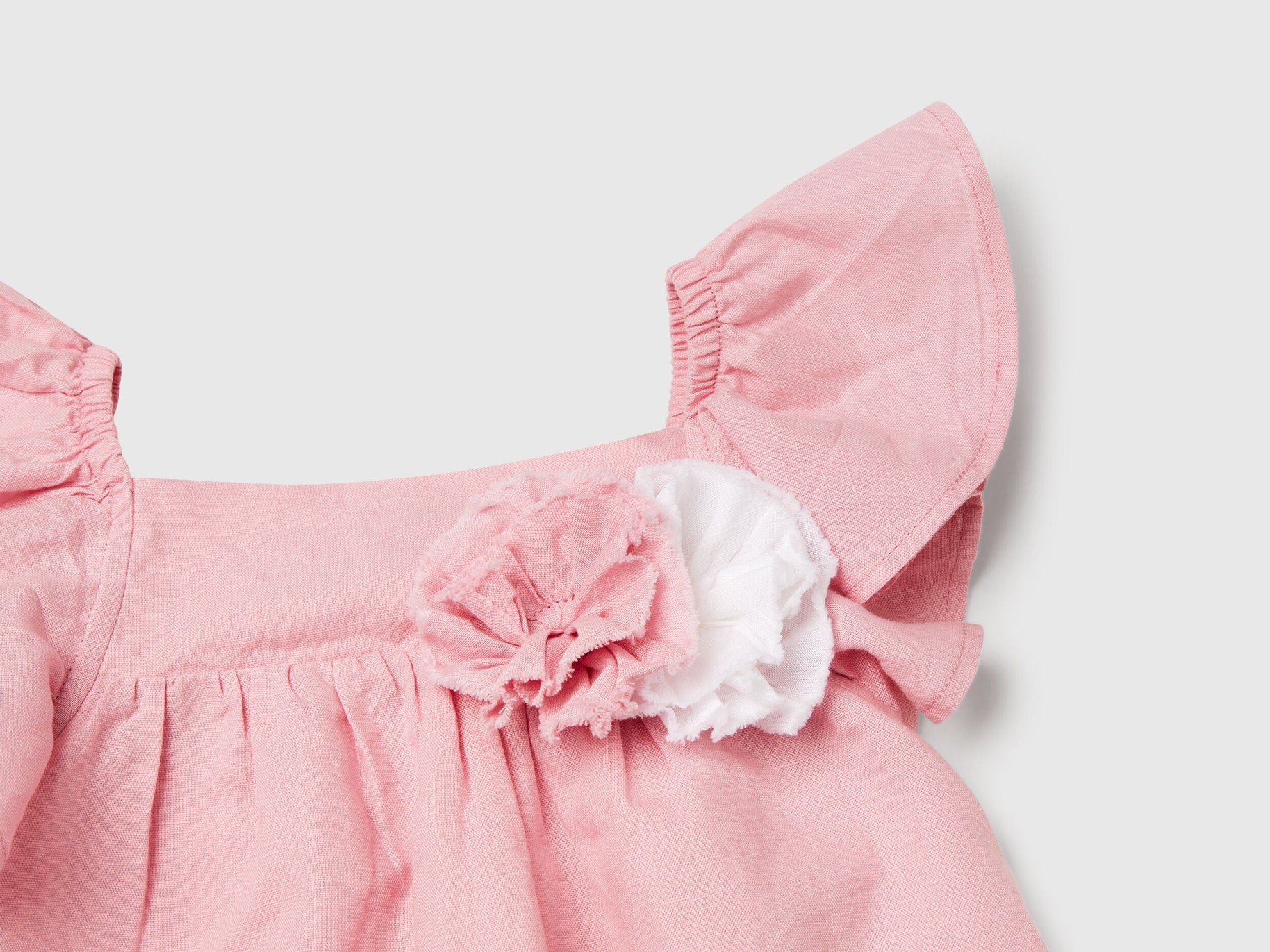 Benetton_Sleeveless Dress with Flower Applique_43WBGV026_09J_03