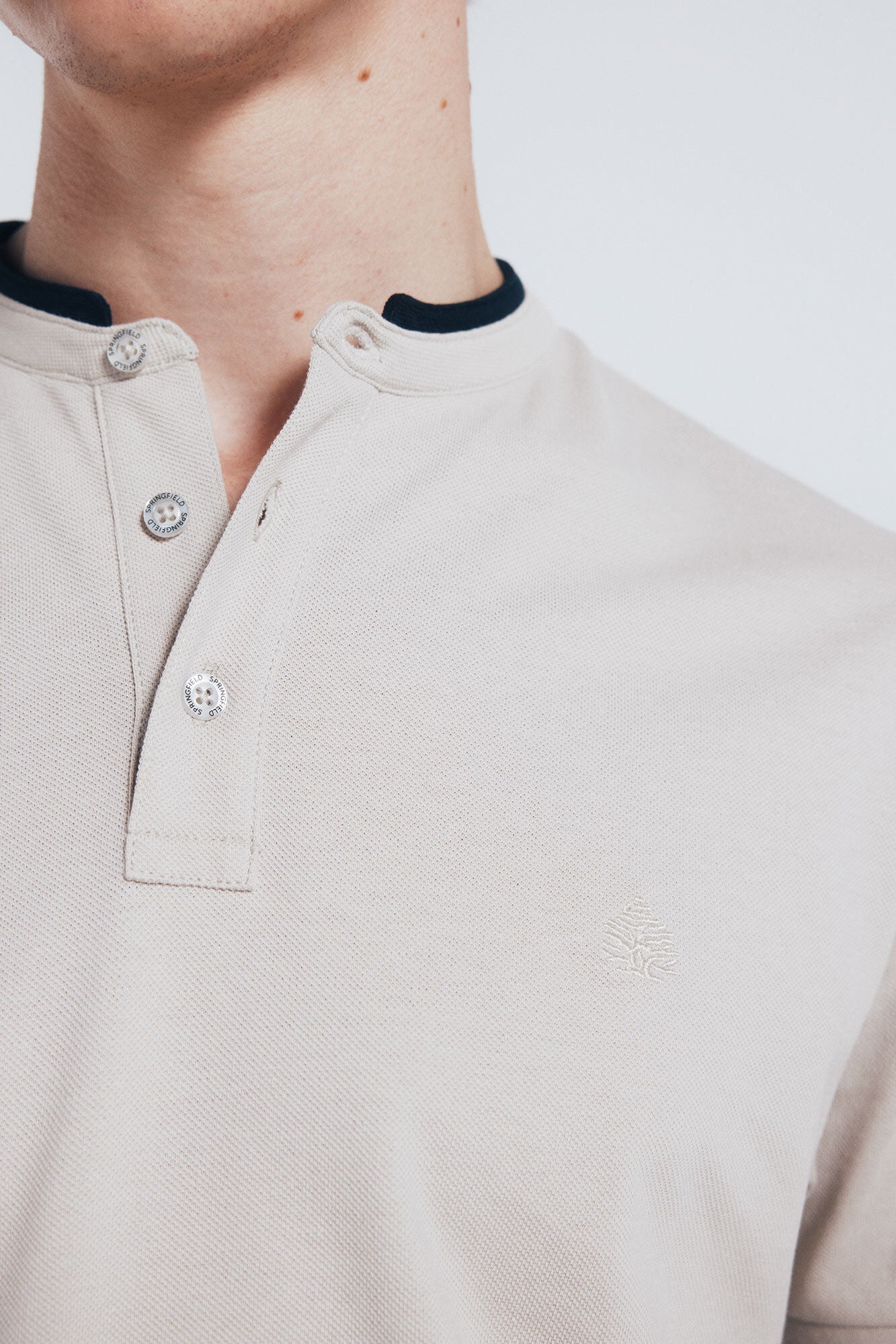 Springfield_Beige_Slim Fit Mandarin Collar PiquŽ Polo Shirt_4402324_38_03