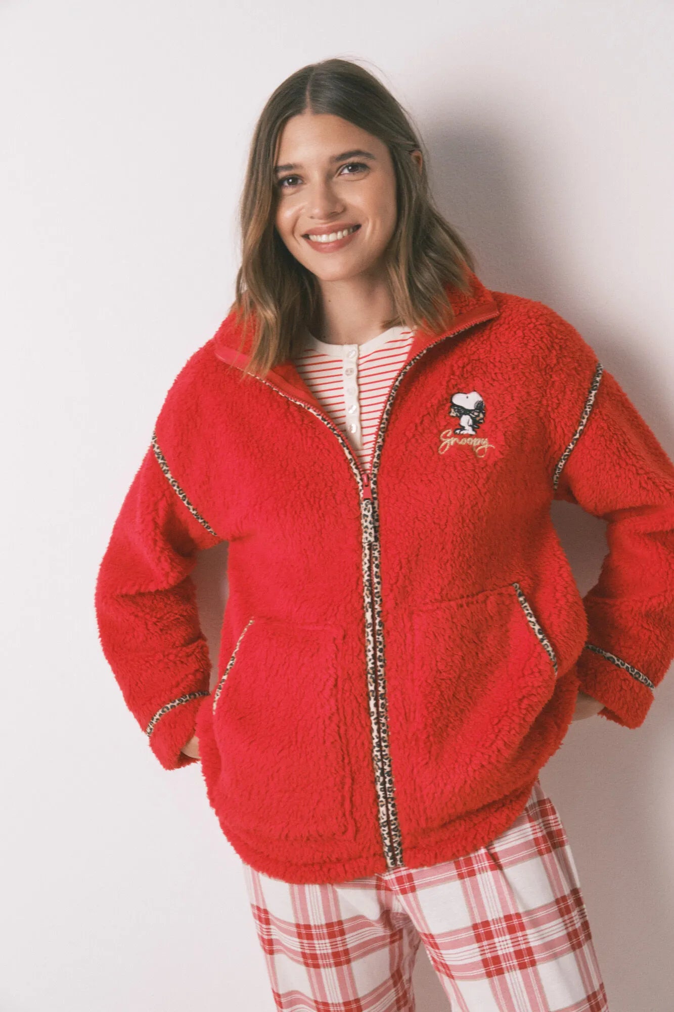 Women Secret_Red/Coral_Robe Red Faux Shearling with Snoopy Embroidered_4412214_62_02