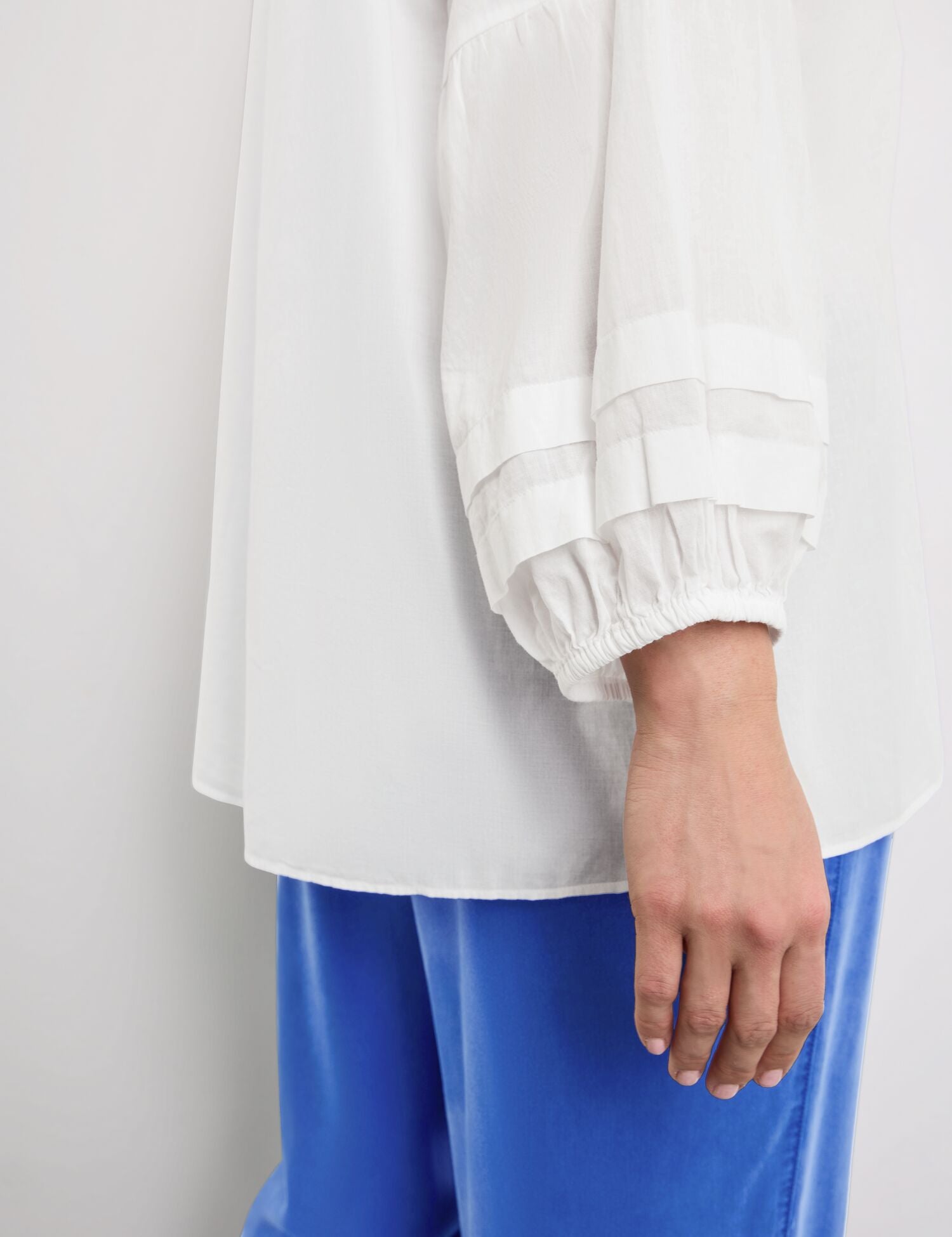 Lightweight Cotton Blouse With Balloon Sleeves_460031-21059_9600_03