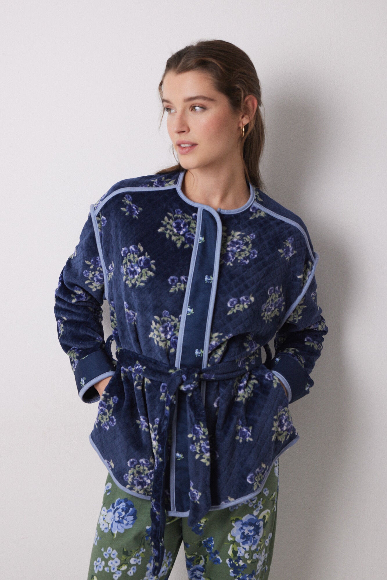 Women Secret_Short Robe with Soft Fleece Fabric in Flowers_4689182_12_01