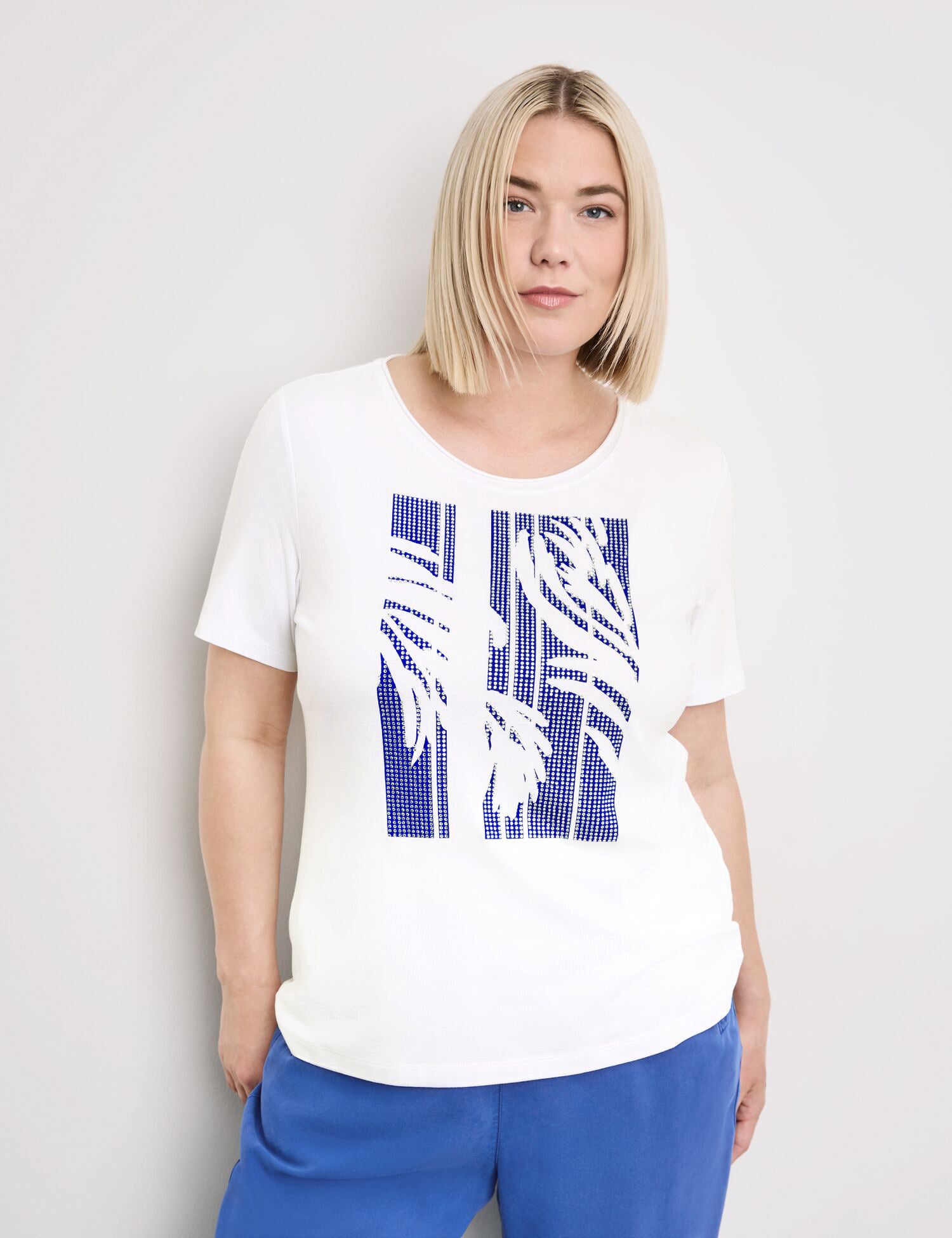 T-Shirt With Rhinestones_471045-26102_9602_01